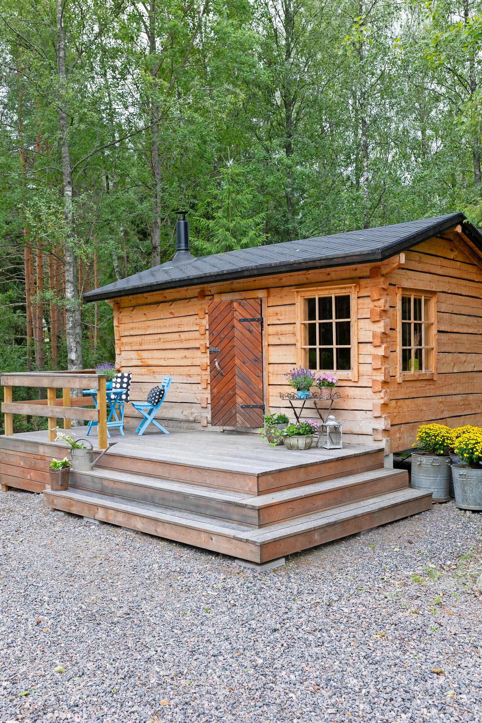 empty terrace, gravel yard, log sauna cottage