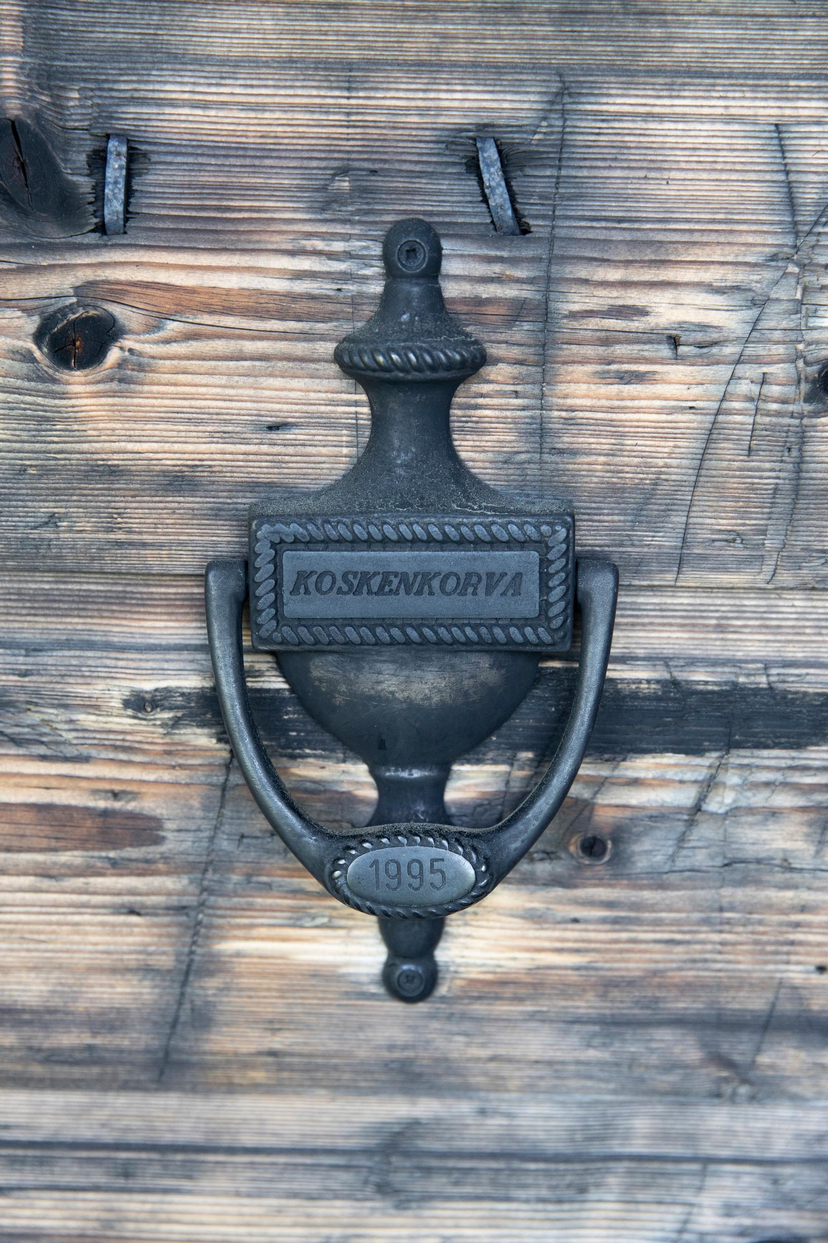 A door knocker on the whiskey barrel sauna door