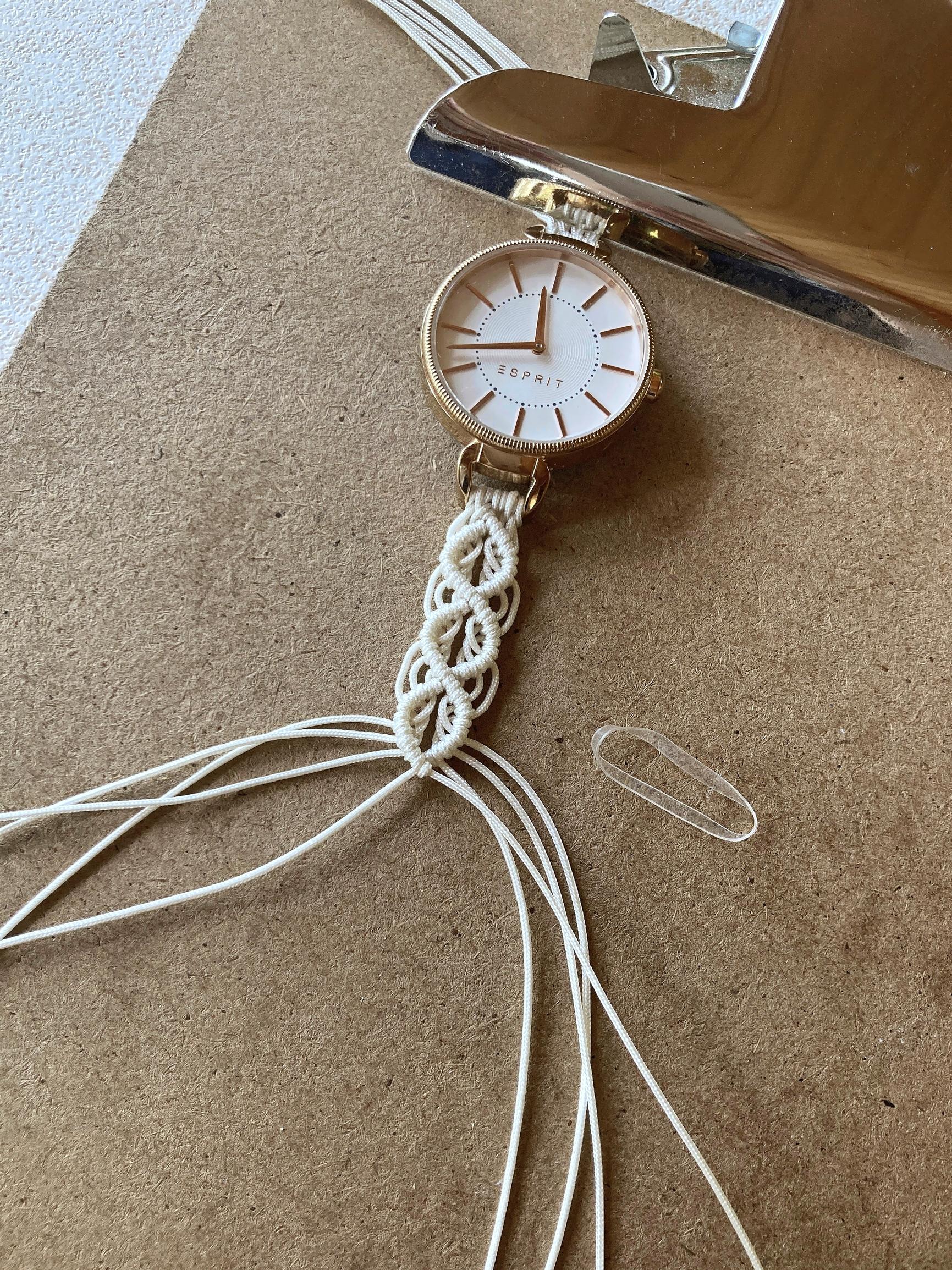 Macramé watch strap instructions, step-by-step photo.
