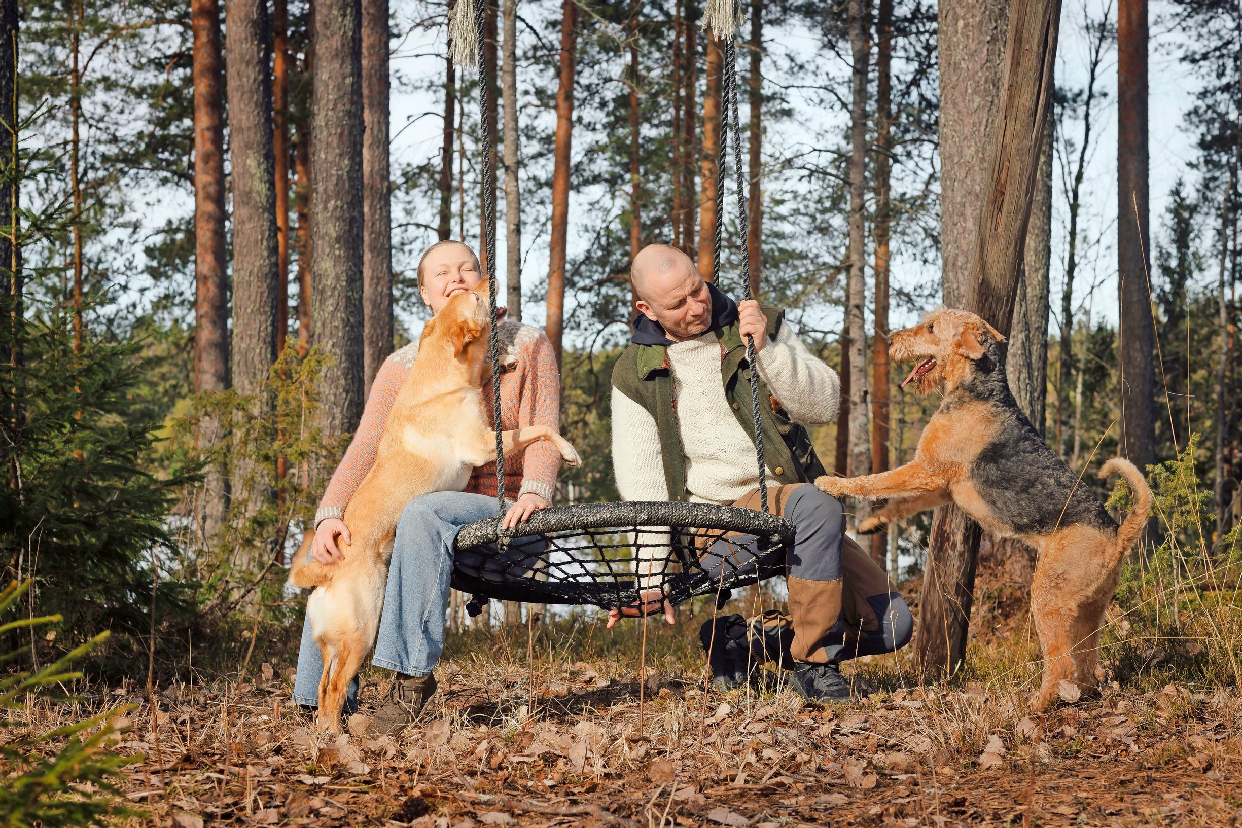 Photo of Suvi and Teppo Heinola with their dogs. 