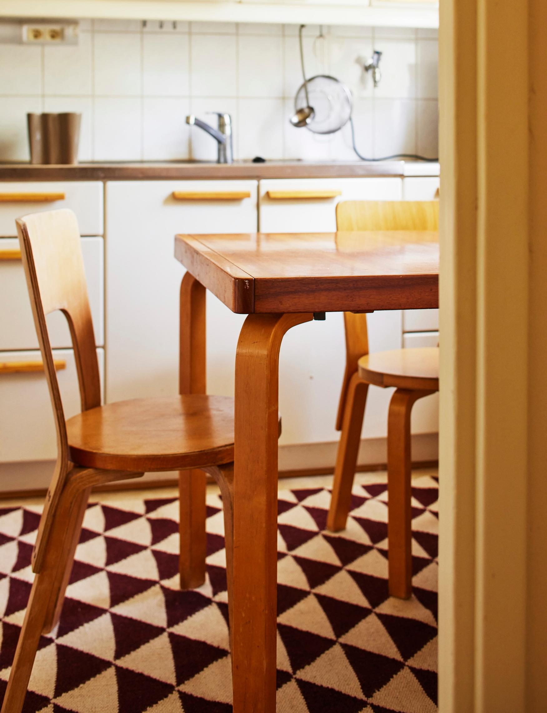 Aino Aalto’s extendable 1940s dining table with L-legs at a 45-degree angle.