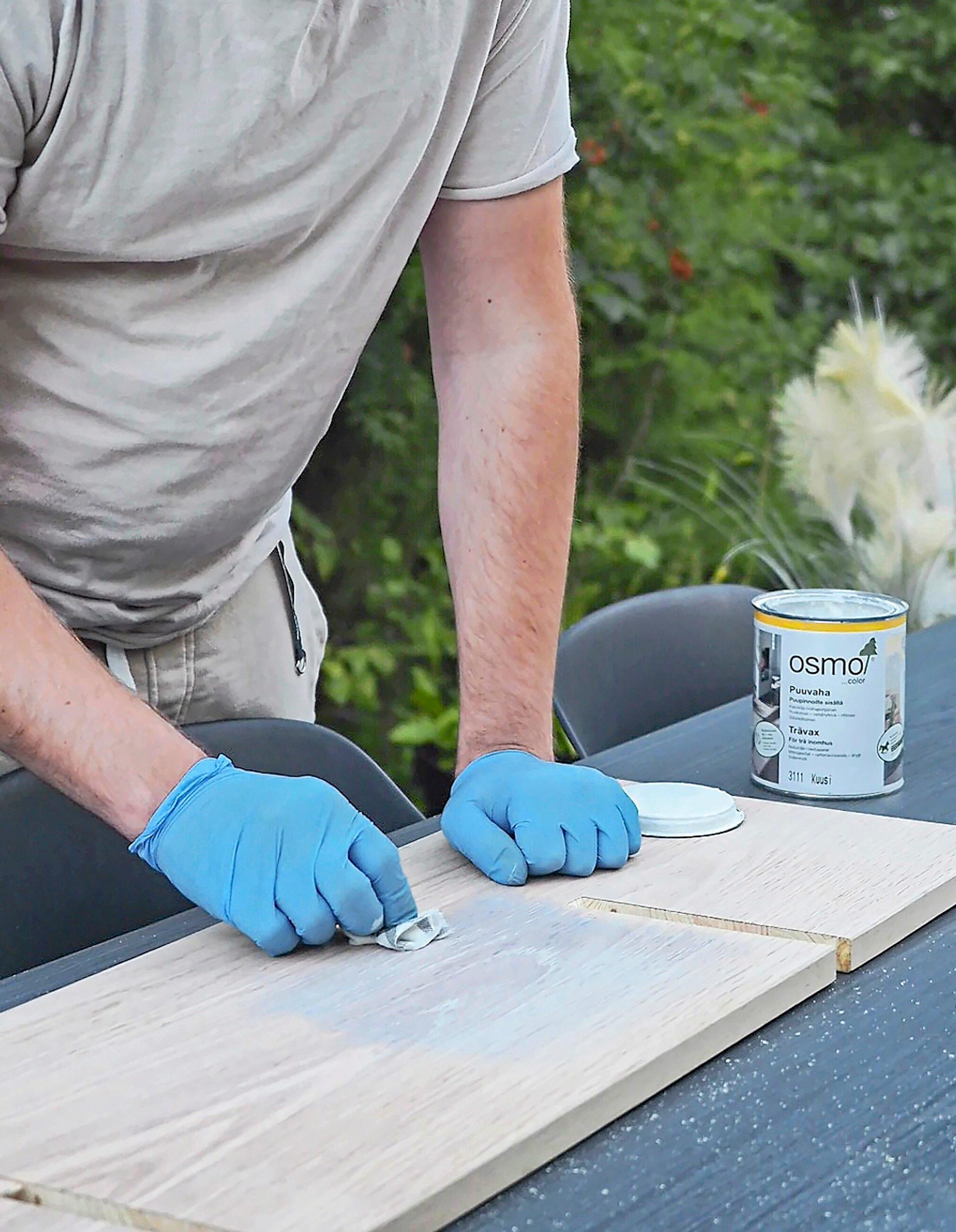 Finishing the shelf boards with spruce wax and matte oil wax.