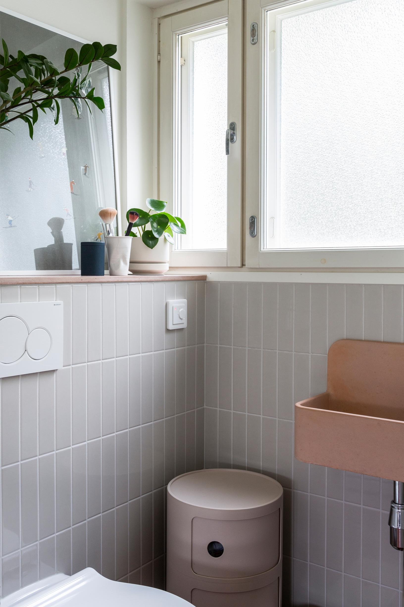 Concrete sink in the small bathroom