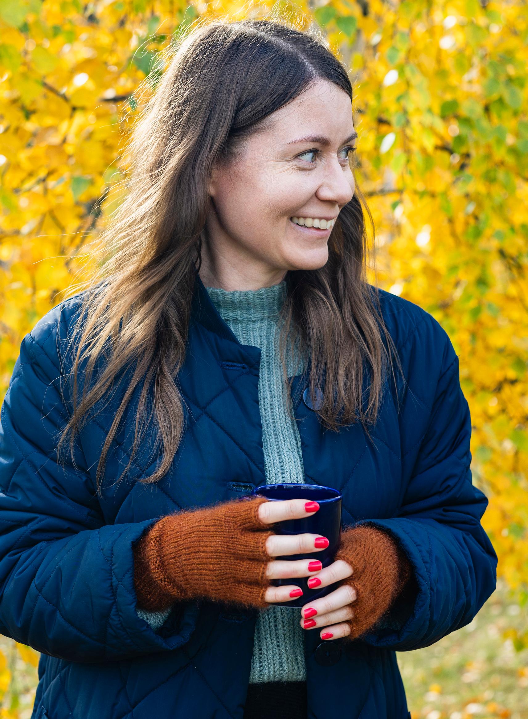 Knitted women’s fingerless gloves