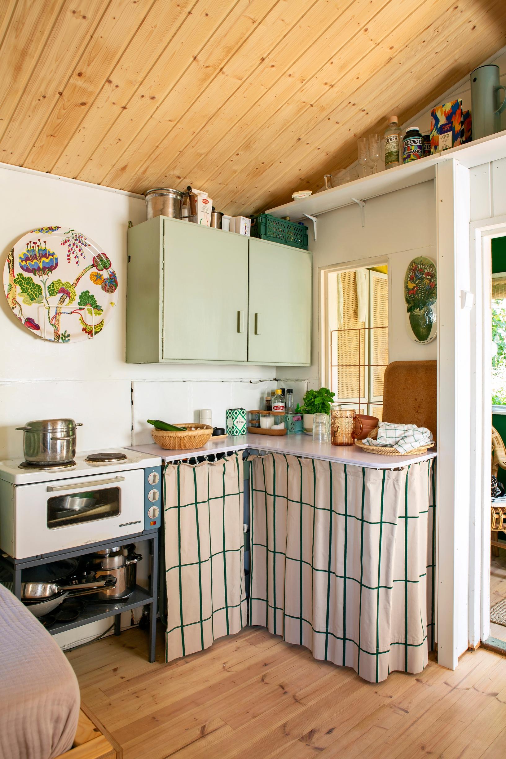 Kitchen corner in Laura and Jannis’s community garden cottage