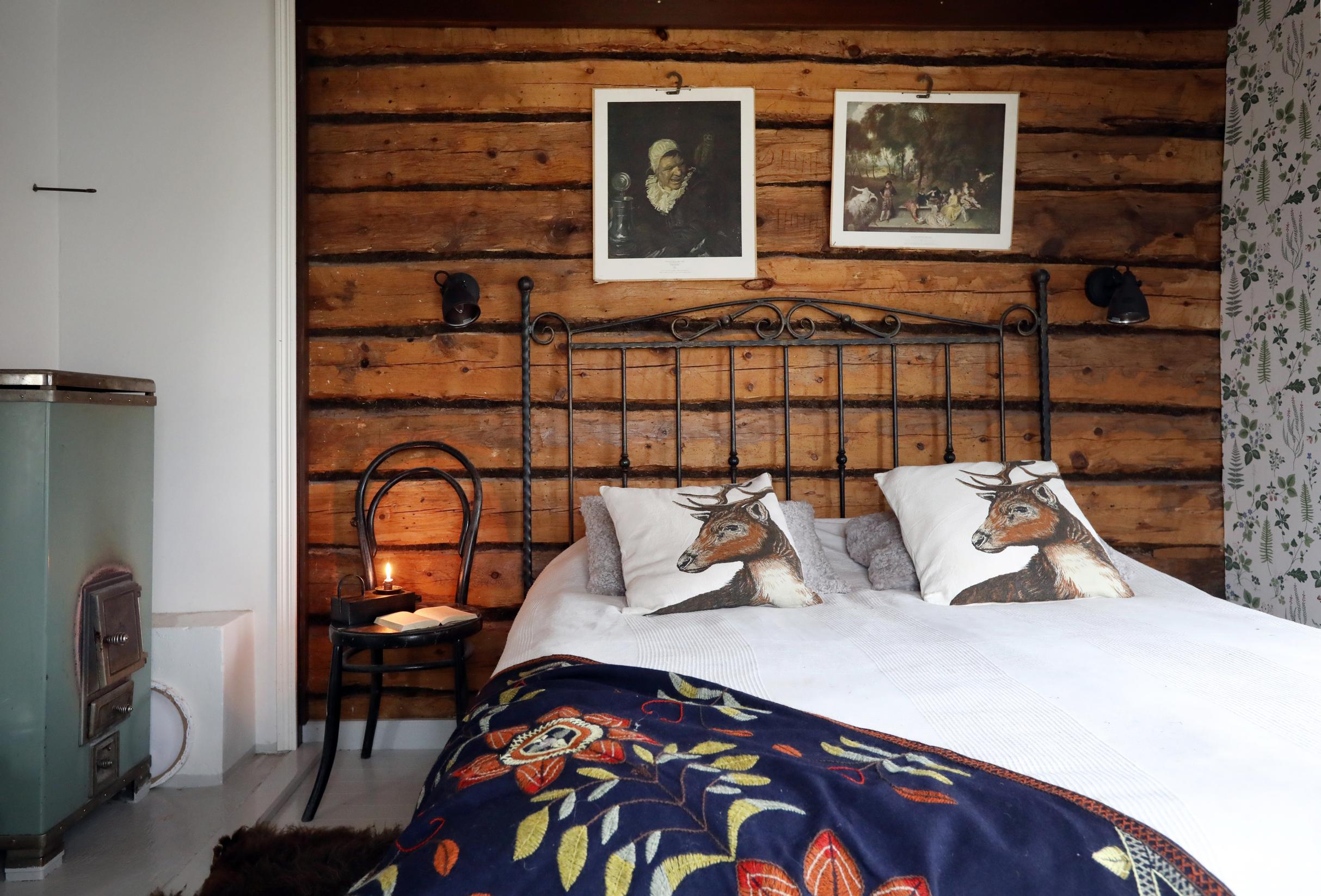 The bedroom of the log house.