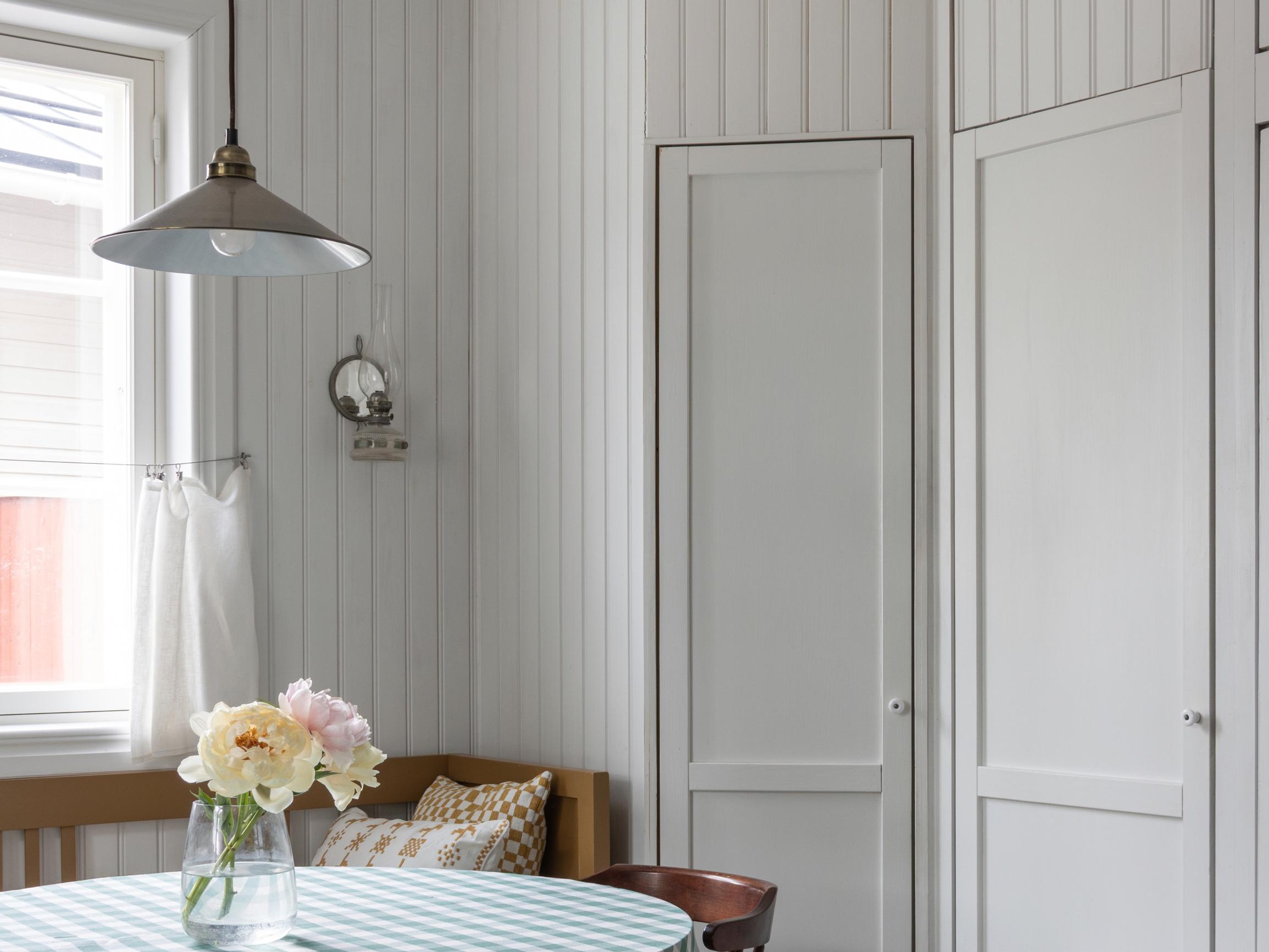 Corner pantry DIY : build a traditionally styled cupboard with recycled materials