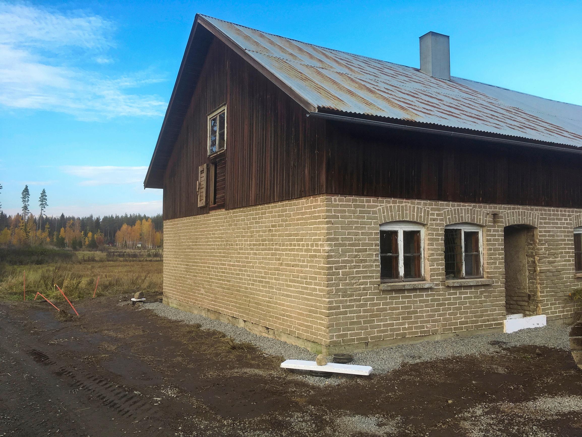 The barn before renovation.