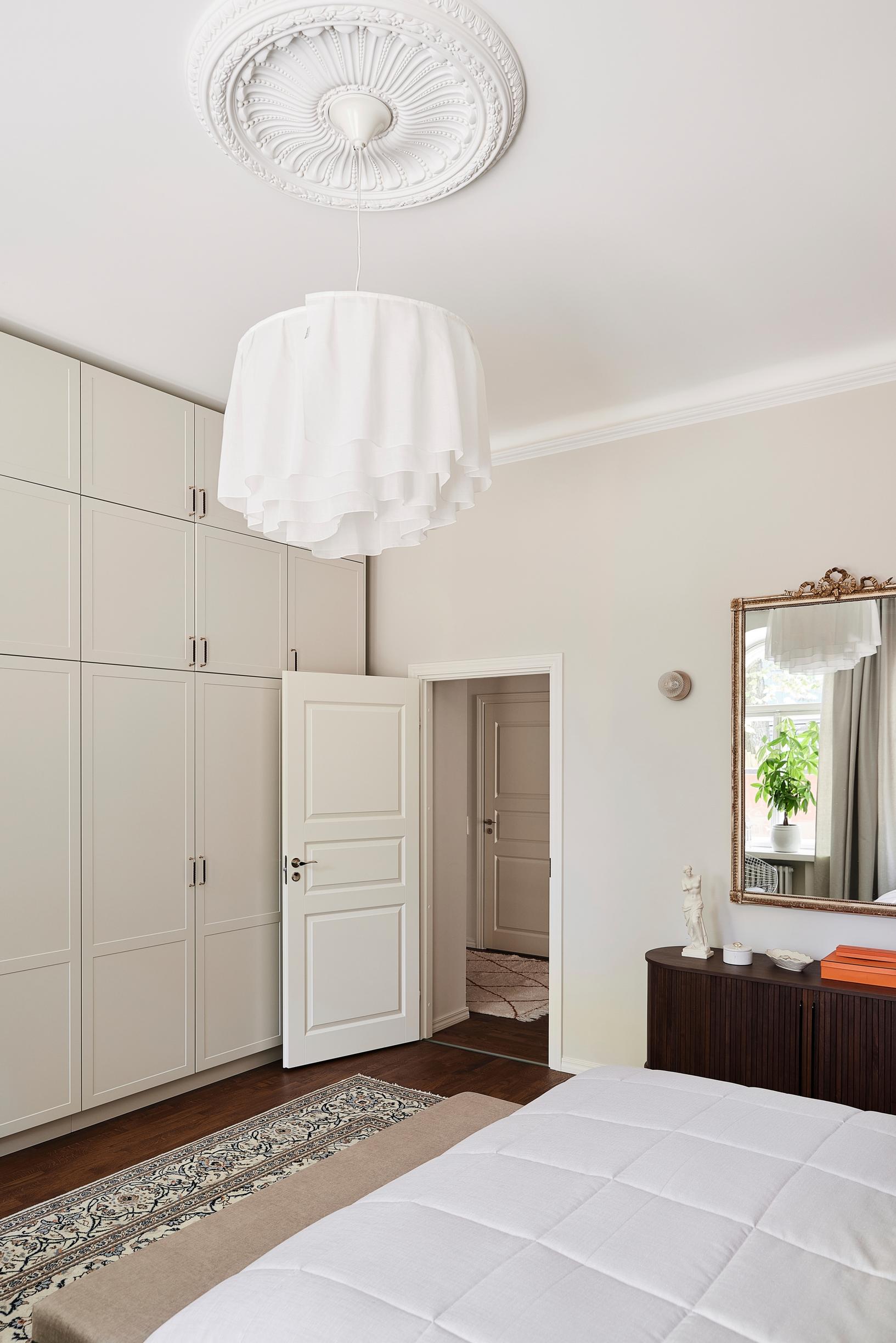 A floor-to-ceiling wardrobe in the bedroom
