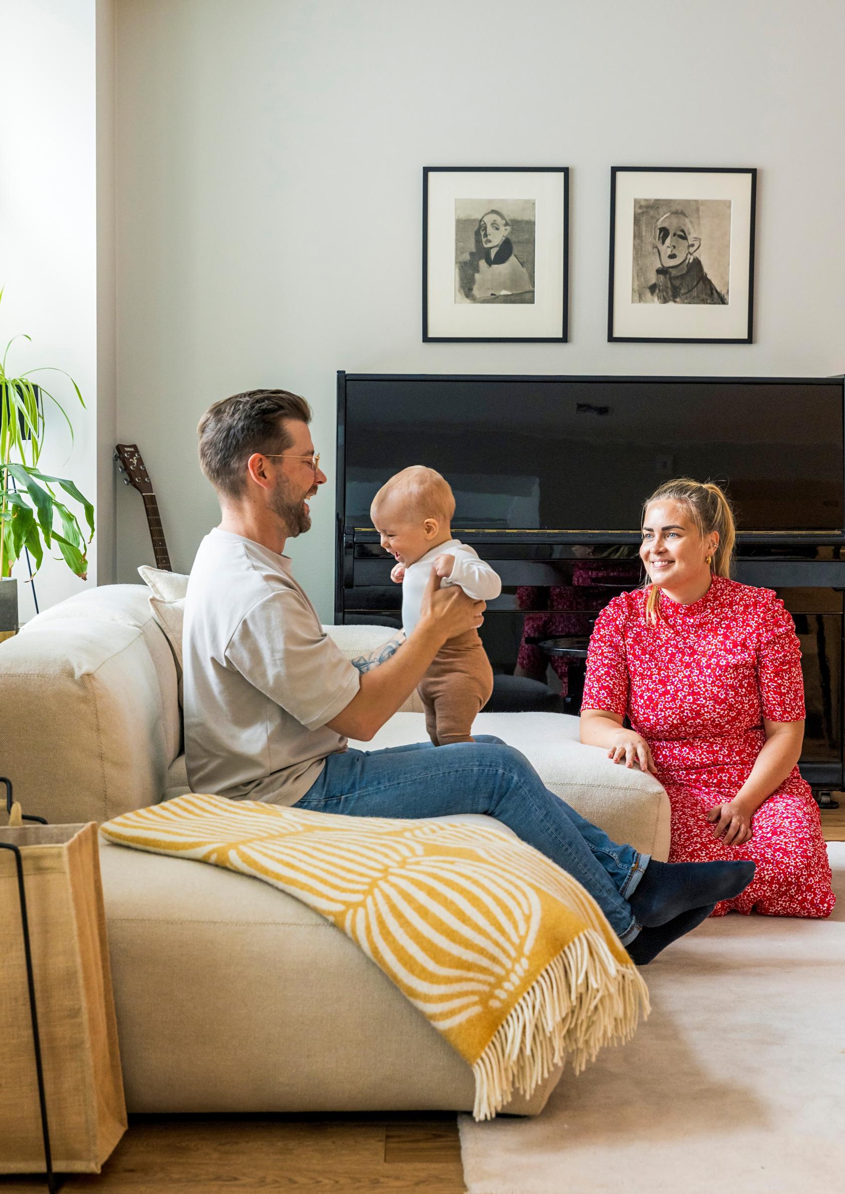 Linda, Oskari, and Hugo in the living room.