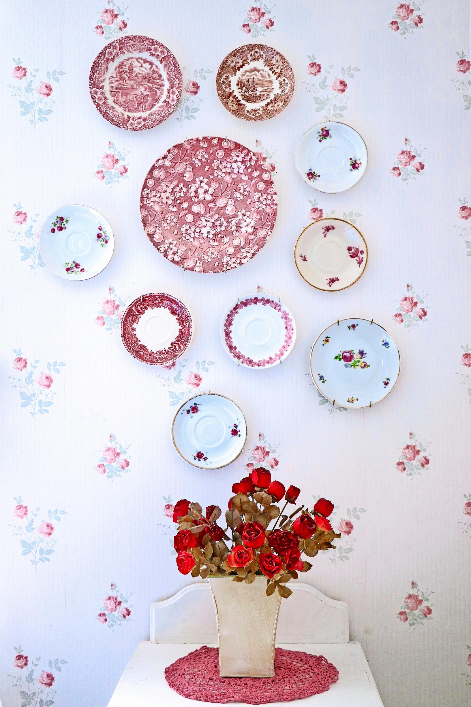 A collection of rose plates gathered from flea markets adorns the rose chamber’s wall