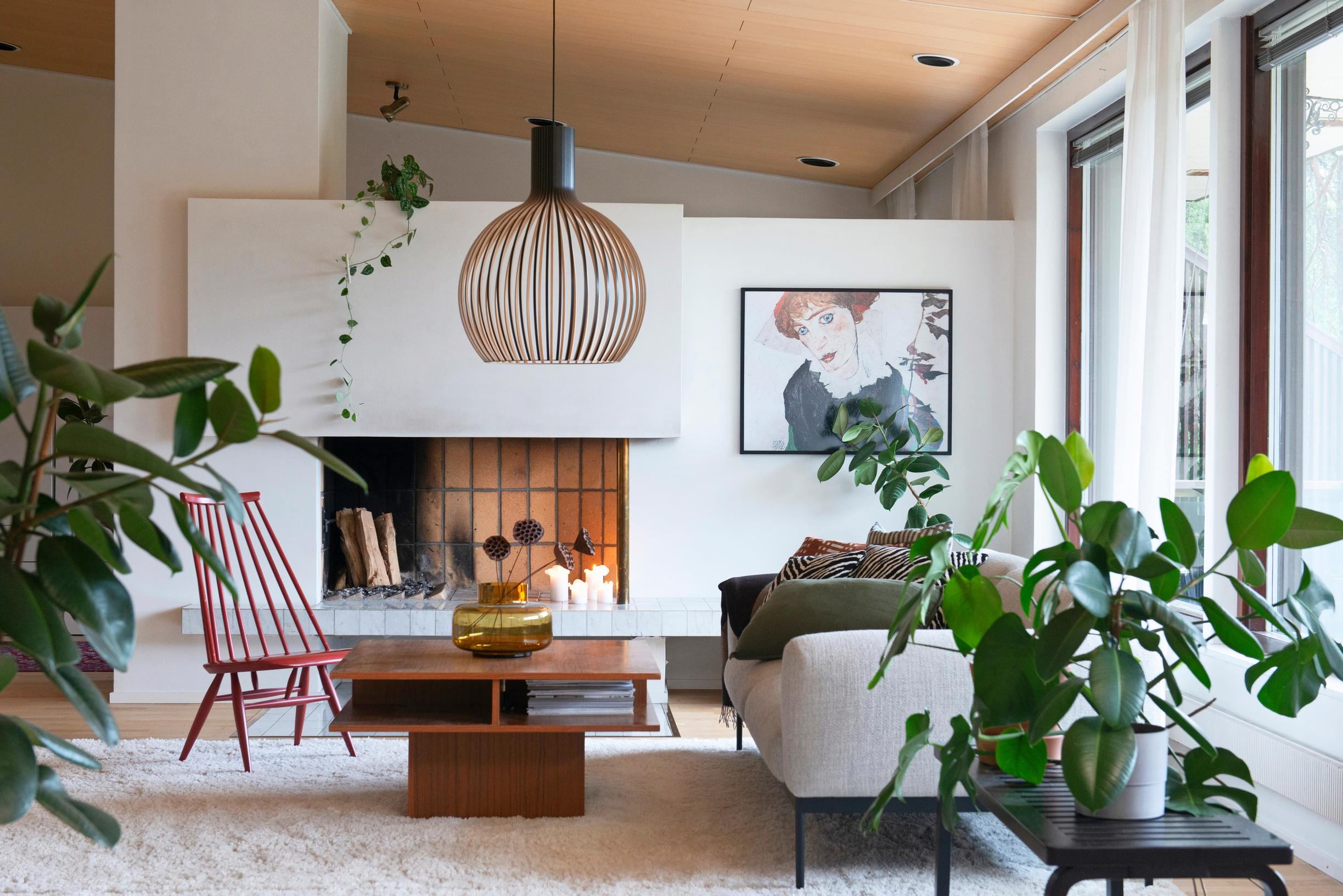 Image of a 1980s home living room with an open fireplace and design furniture.