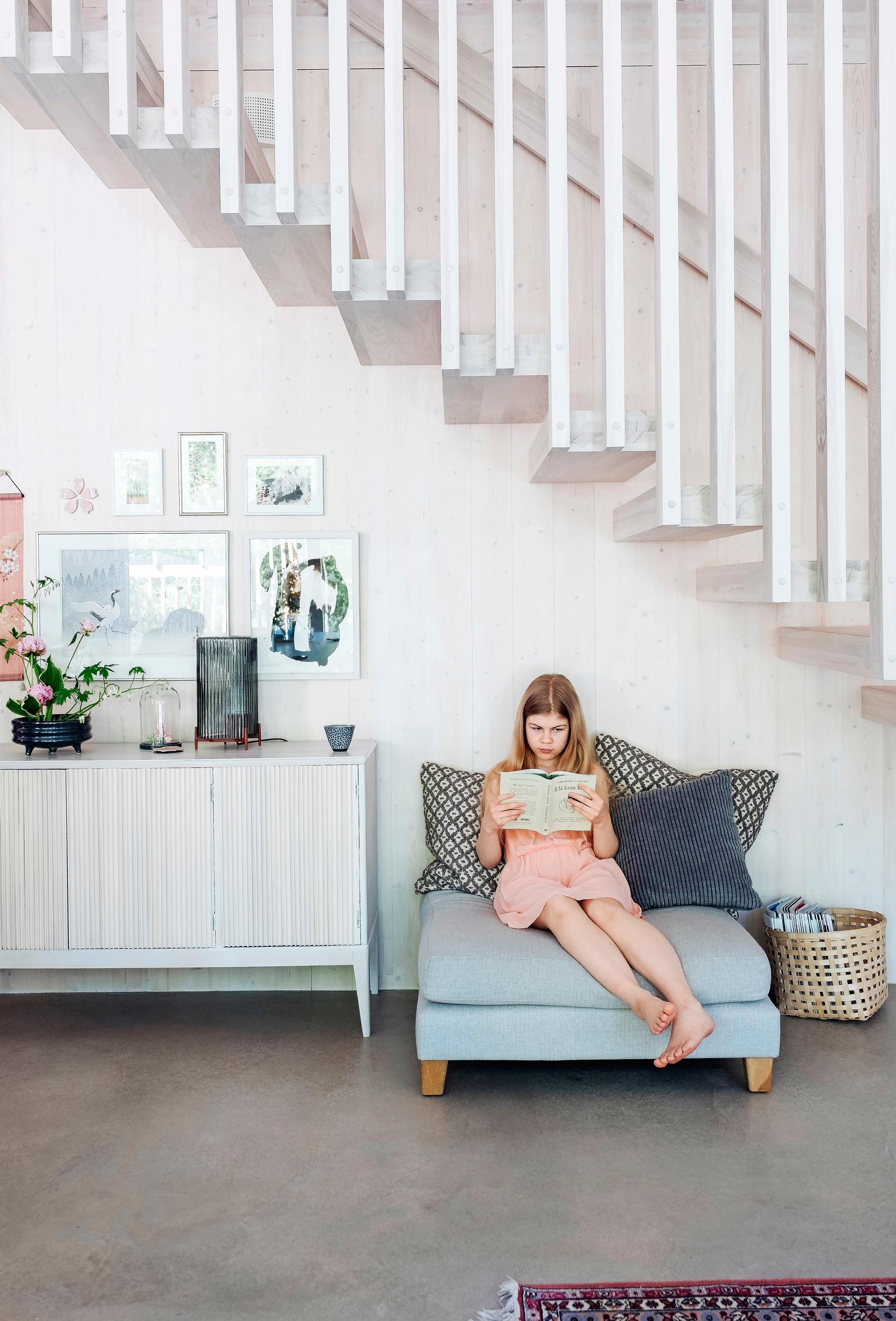 Ash staircase and concrete floor