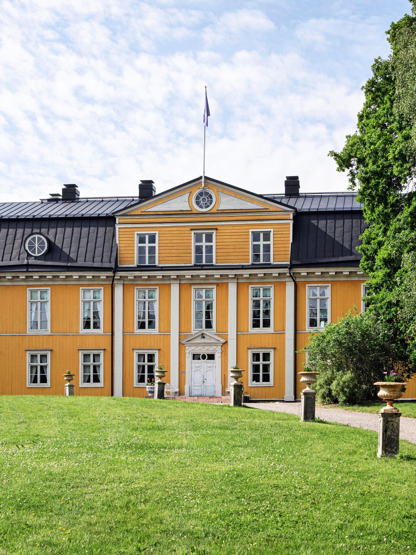 Step into Mustio Manor’s breathtaking 200-year-old garden