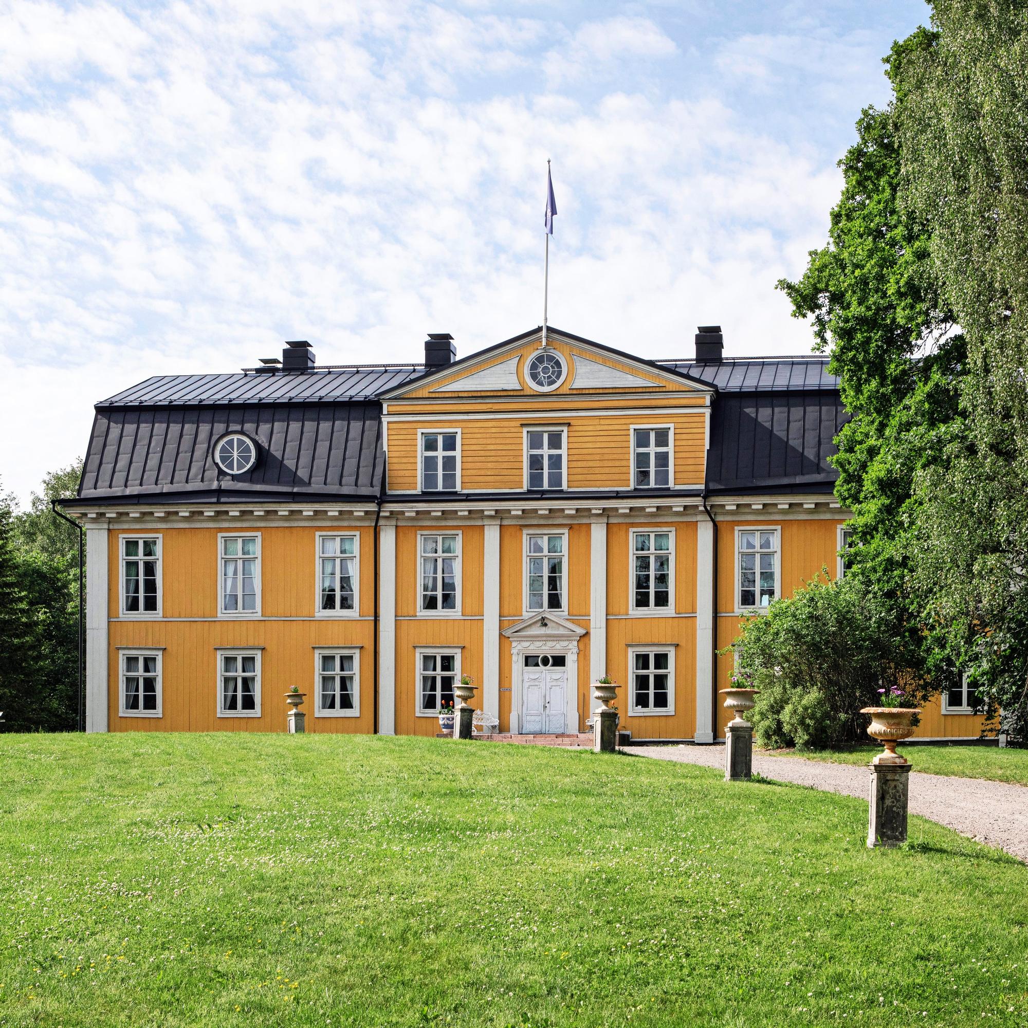 Step into Mustio Manor’s breathtaking 200-year-old garden