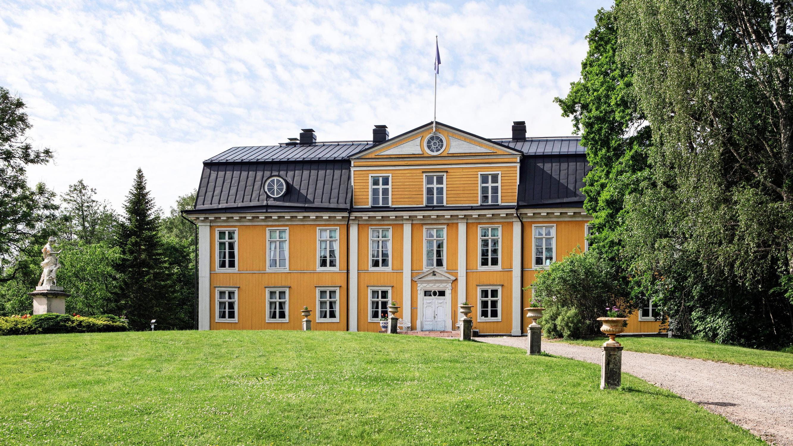 Step into Mustio Manor’s breathtaking 200-year-old garden