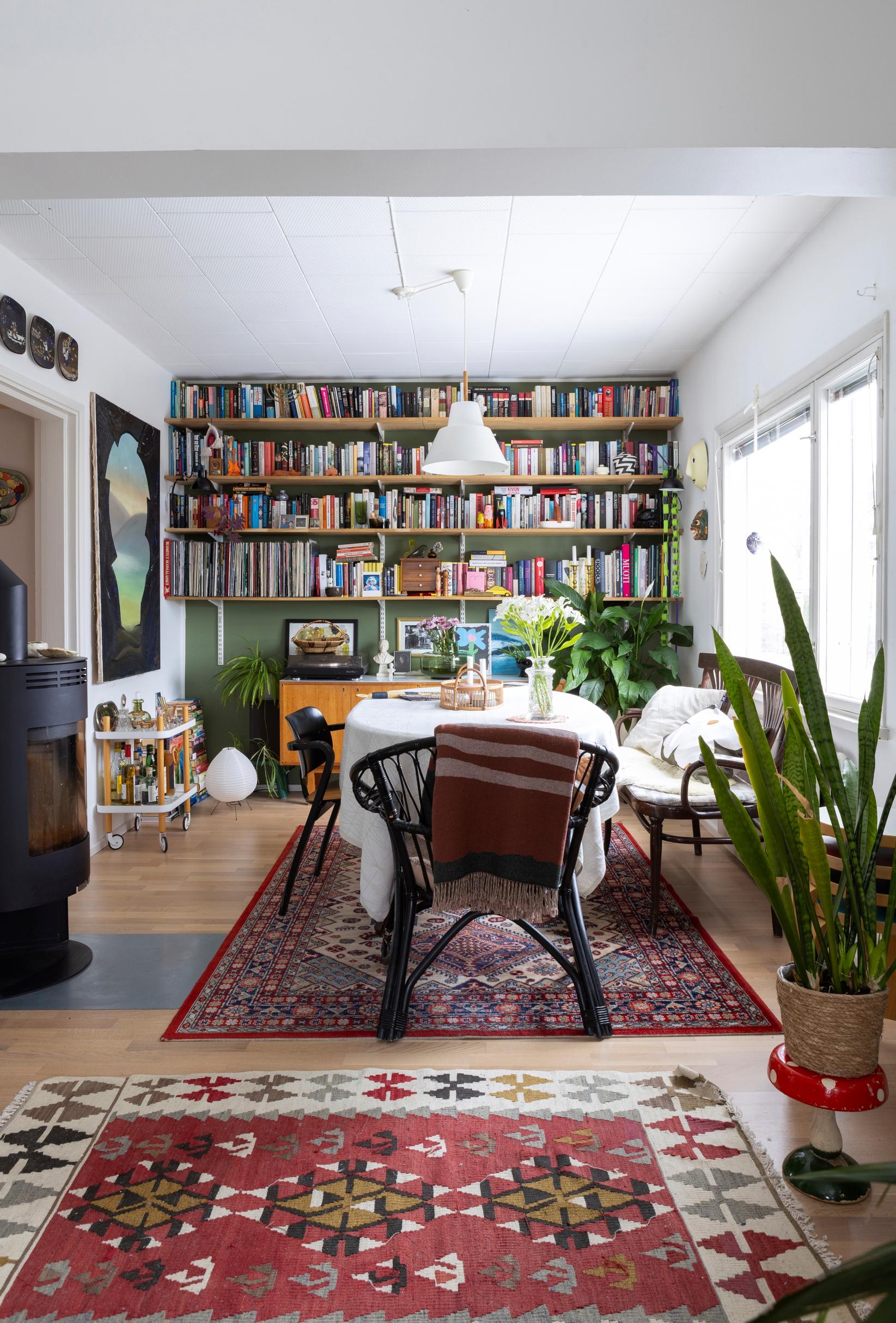 A bookshelf in the living room