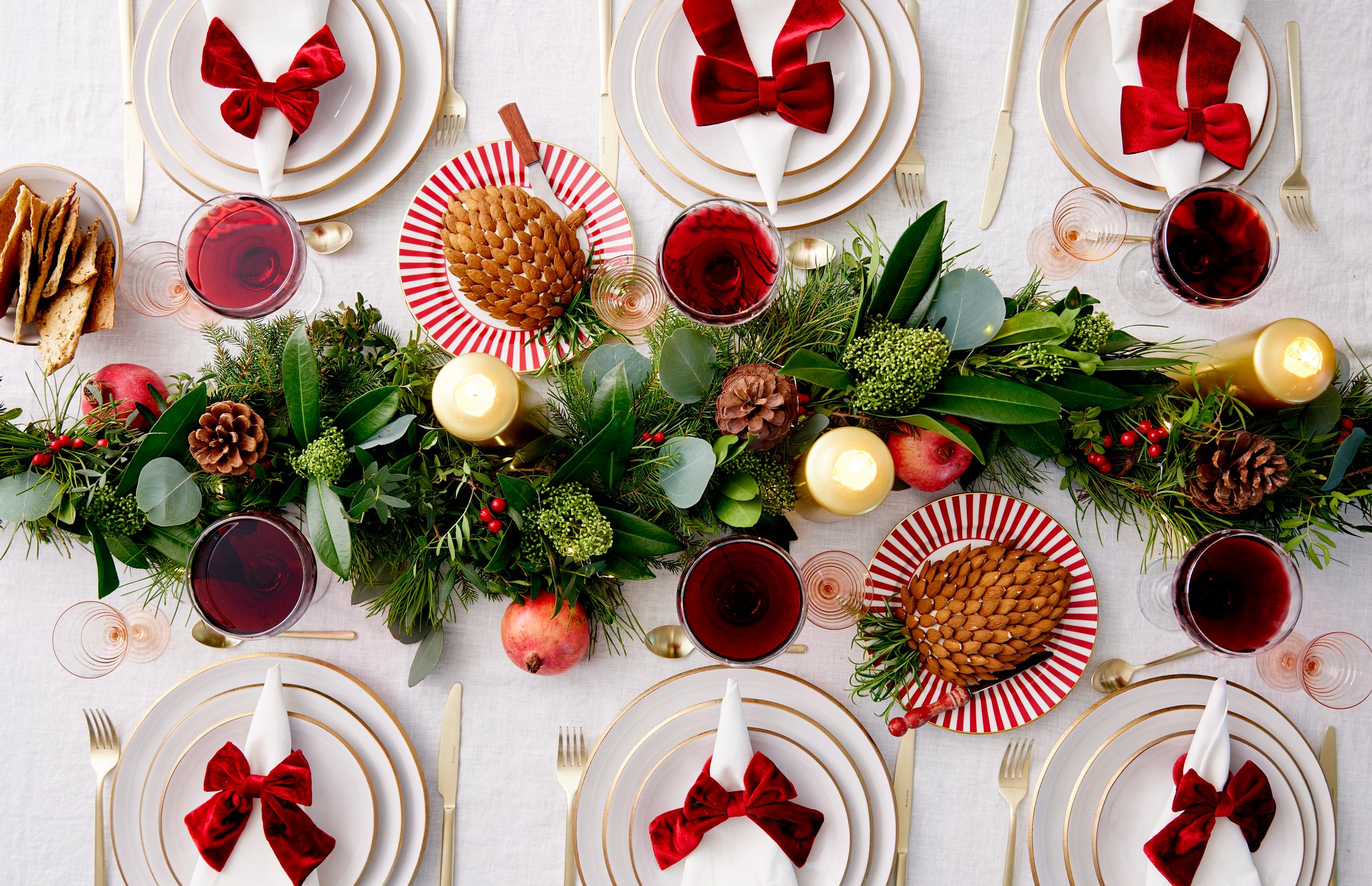 The finished table garland in a festive table setting.