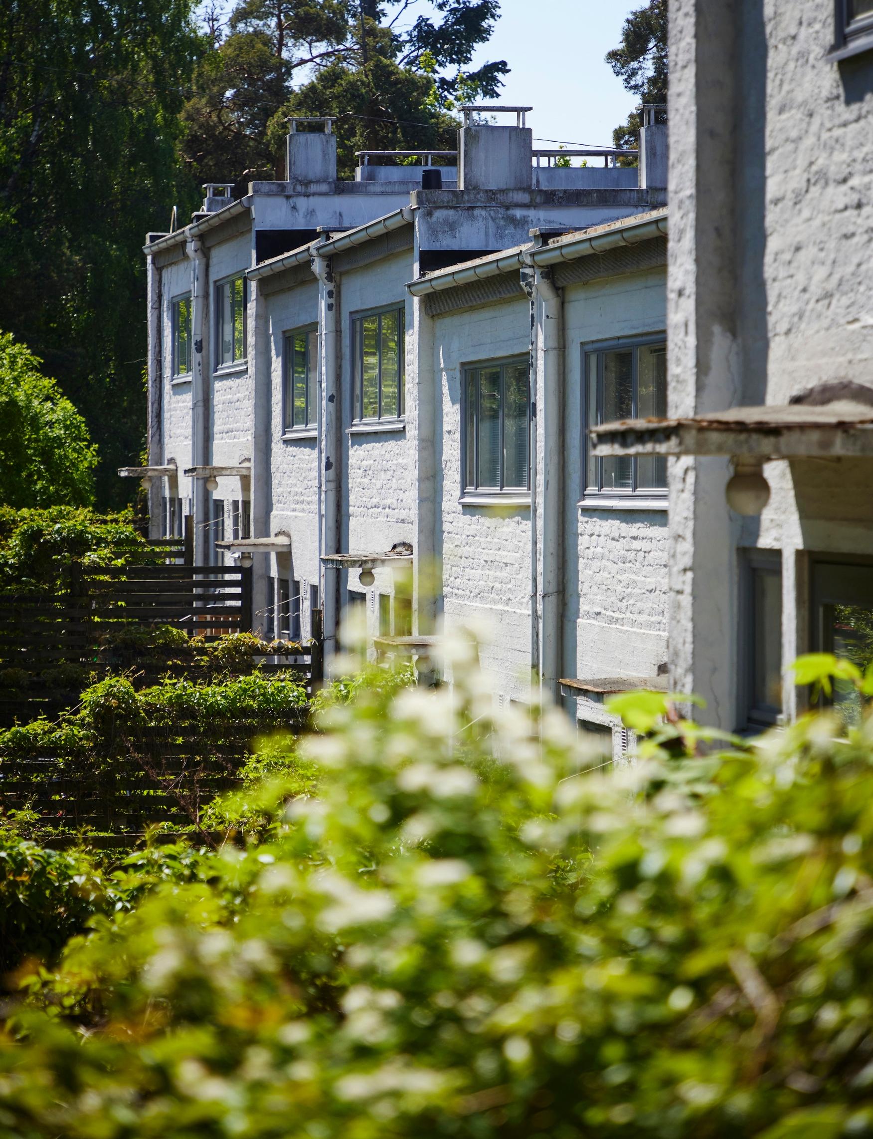 The row house apartments following the slope are at different levels.
