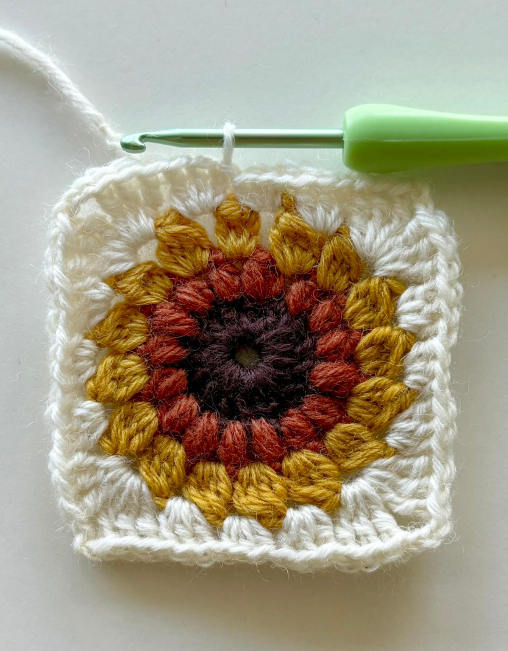 Sunflower granny square round 4