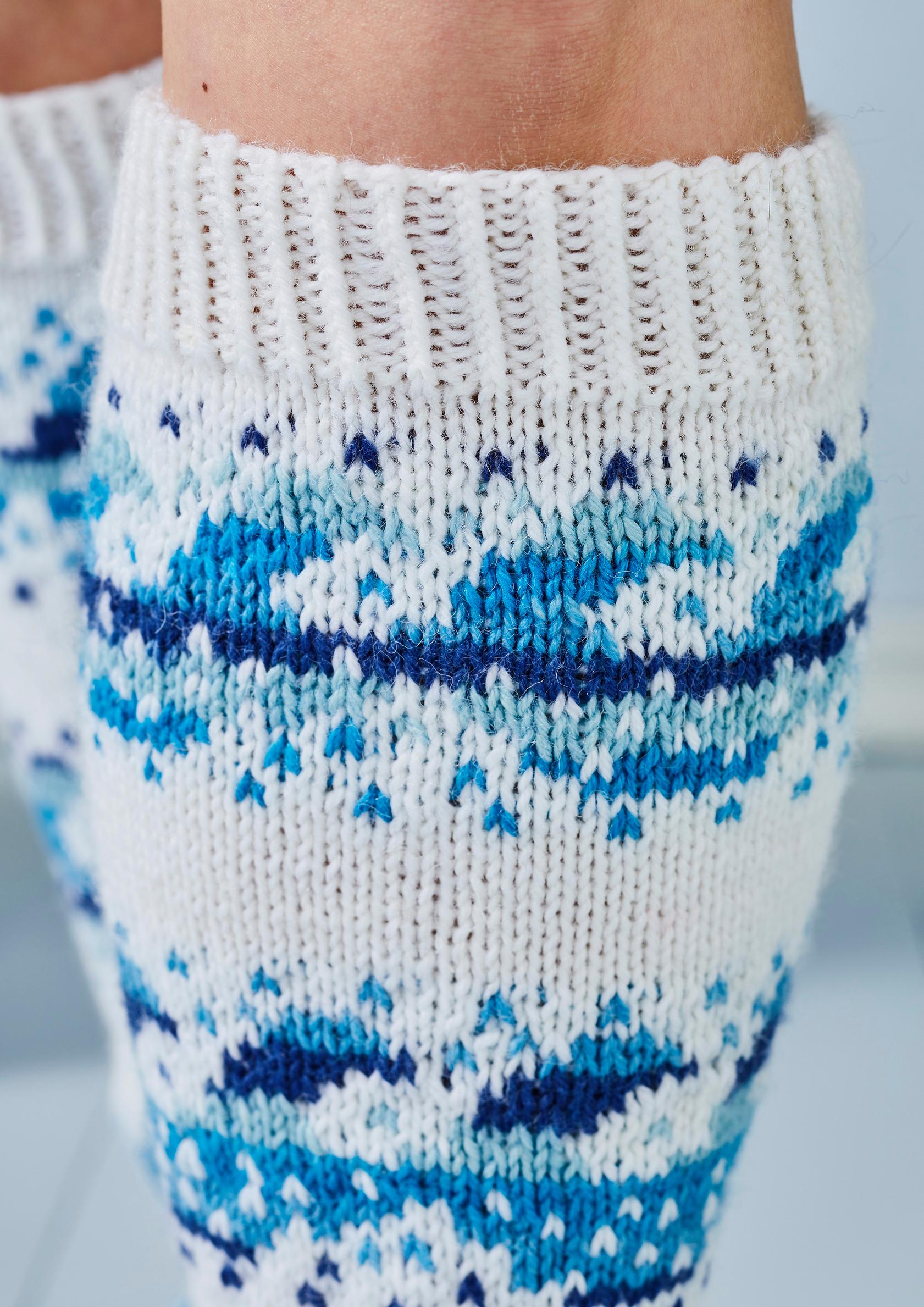 Colorwork surface of the wave socks