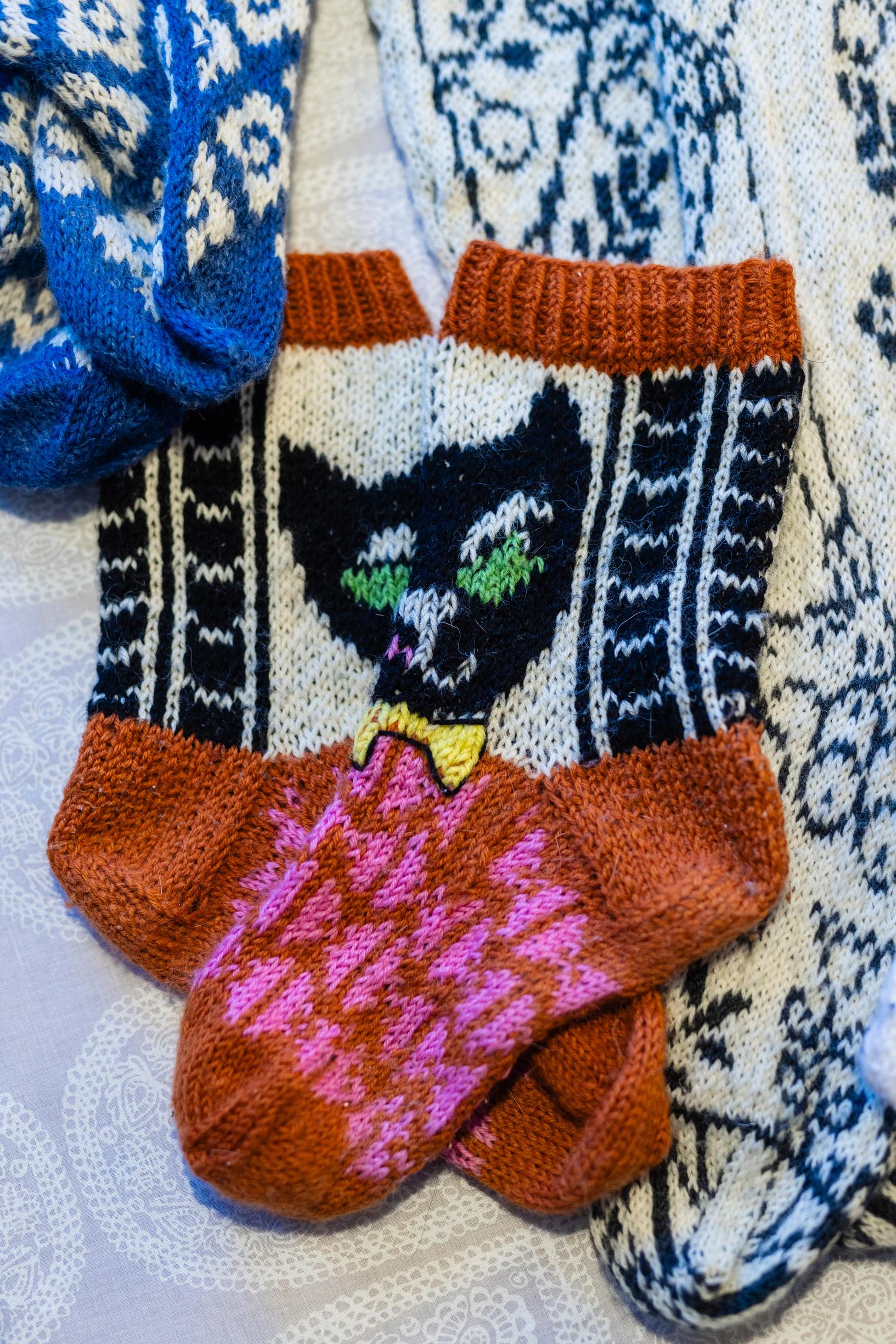 wool socks with cat motifs