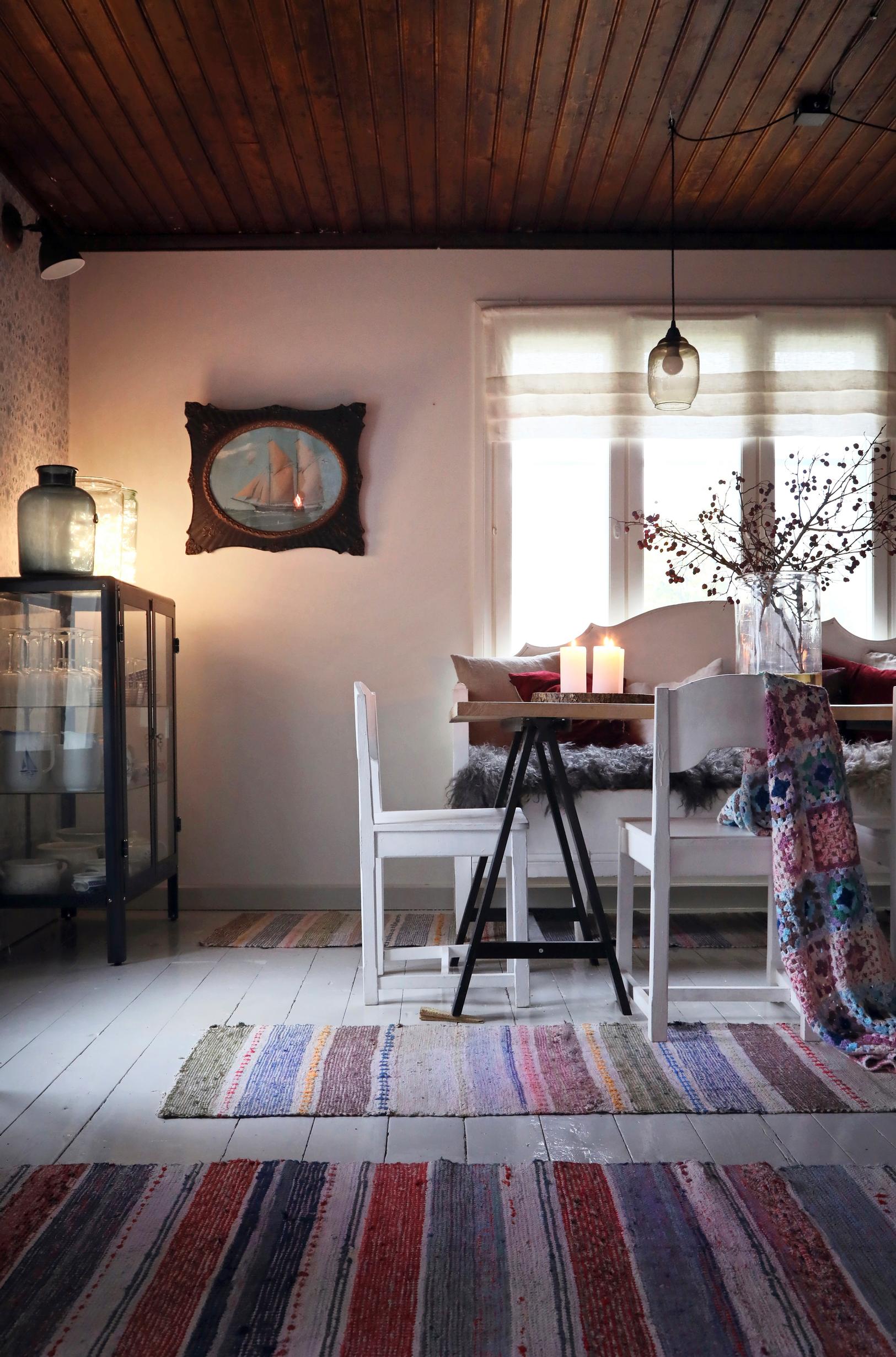 The kitchen of the Åland family estate with rag rugs and a plank table.