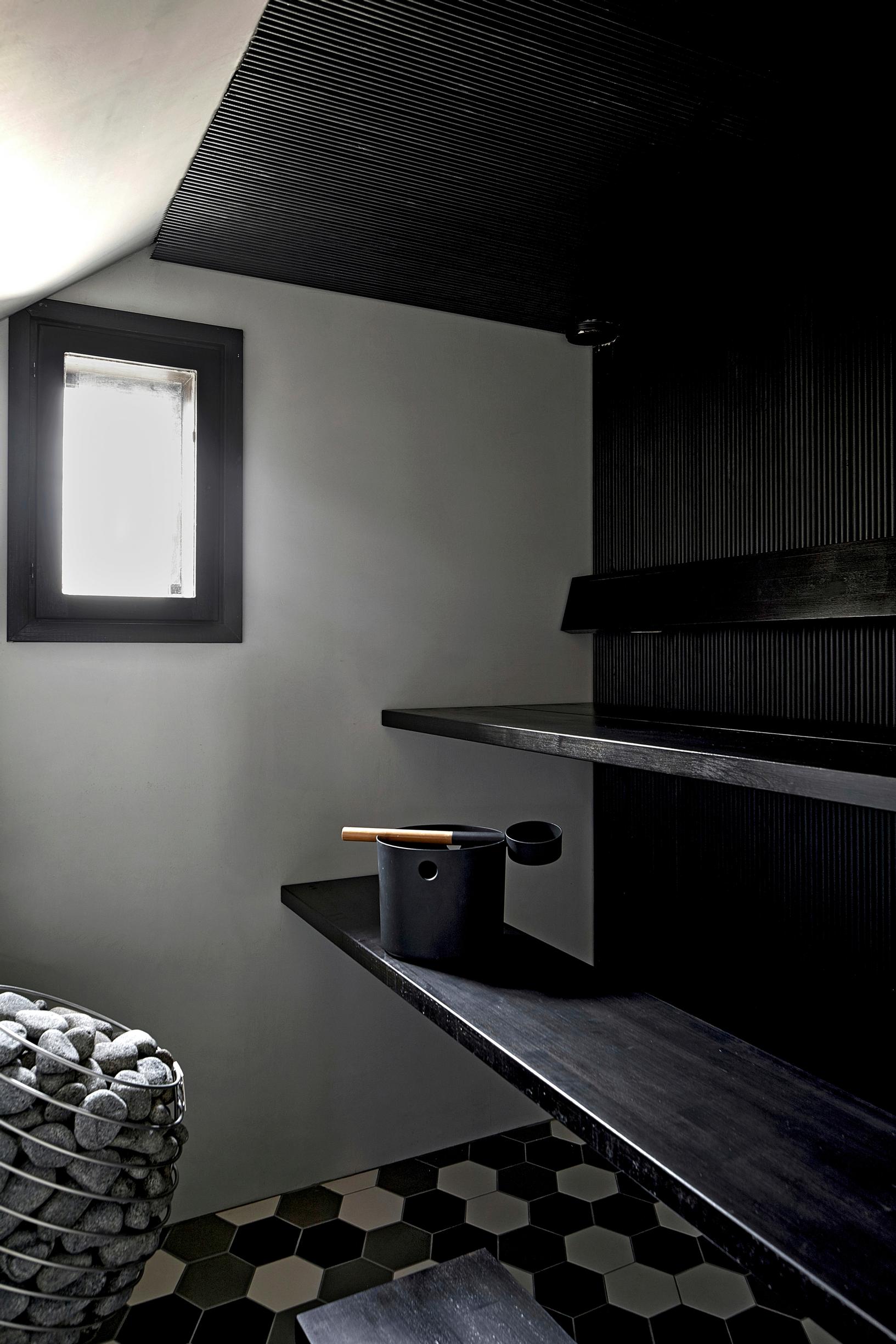 A black and white sauna with airy benches