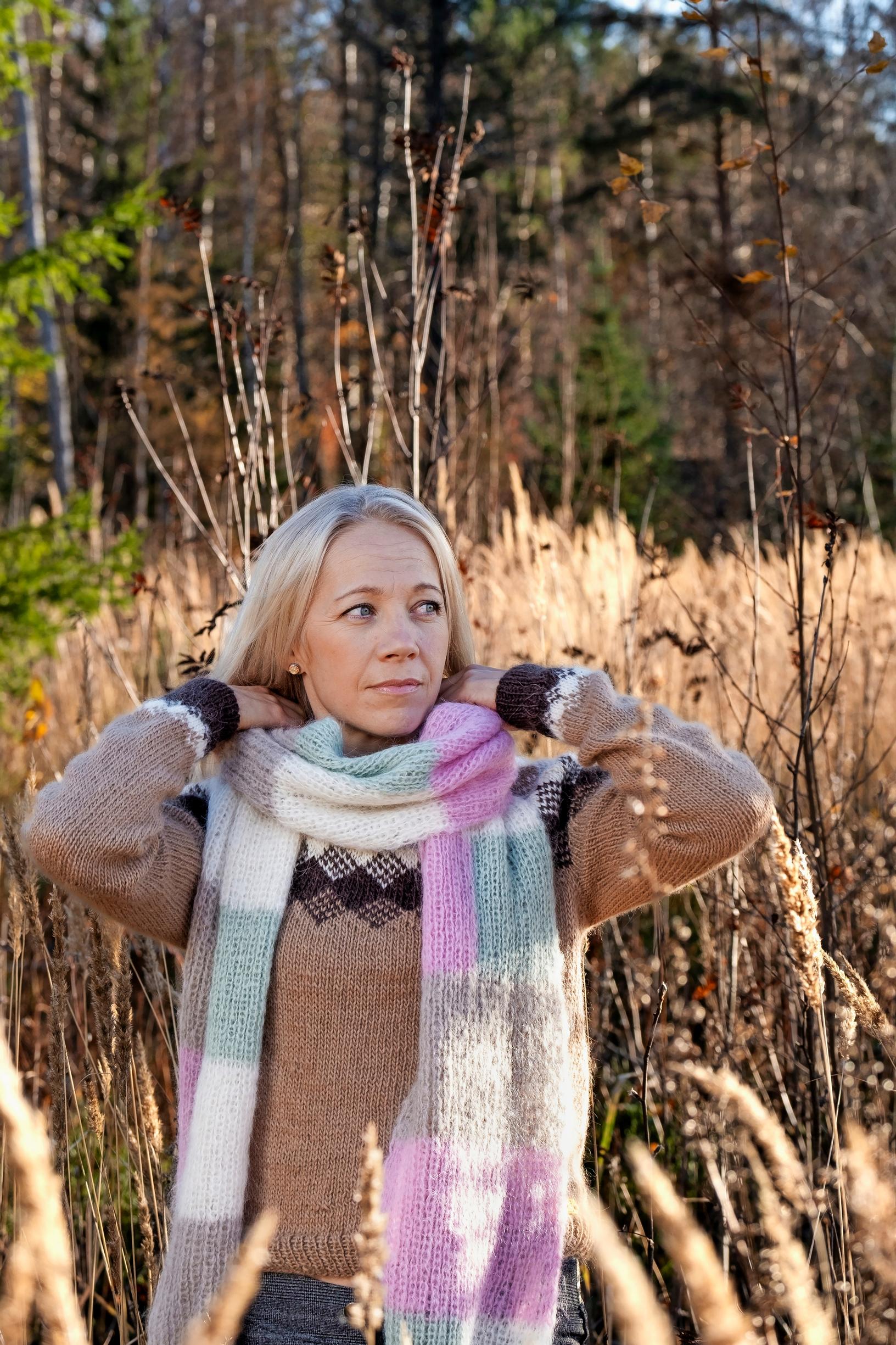 Kaisa Mäkäräinen wearing a self-made yoke sweater and a long scarf.