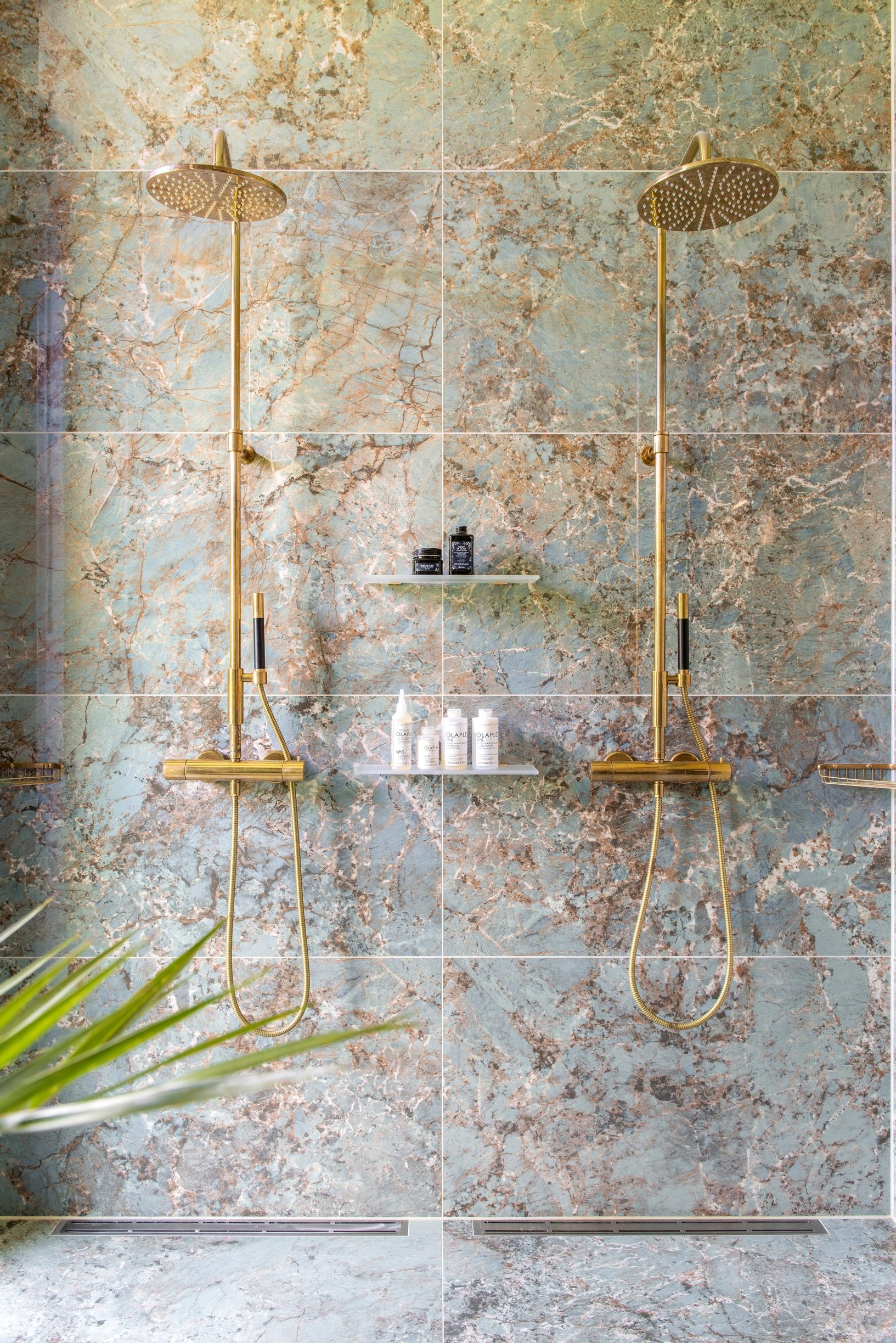 Striking tiles and brass-tone showers