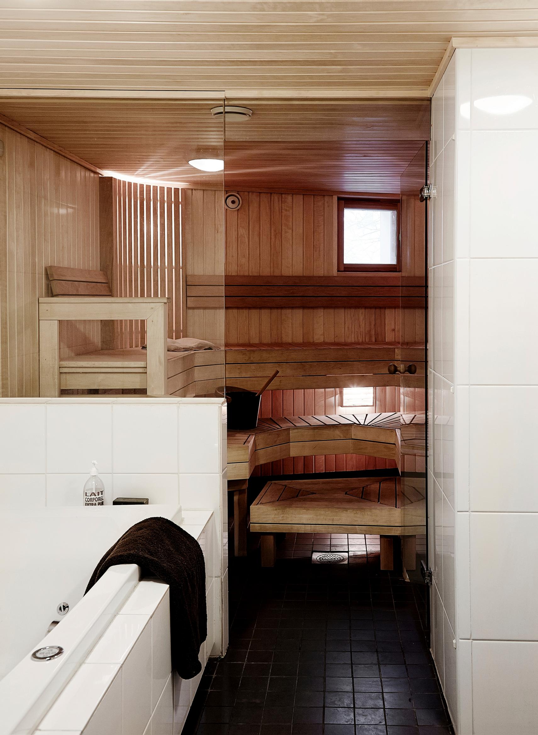 Curved benches in the sauna