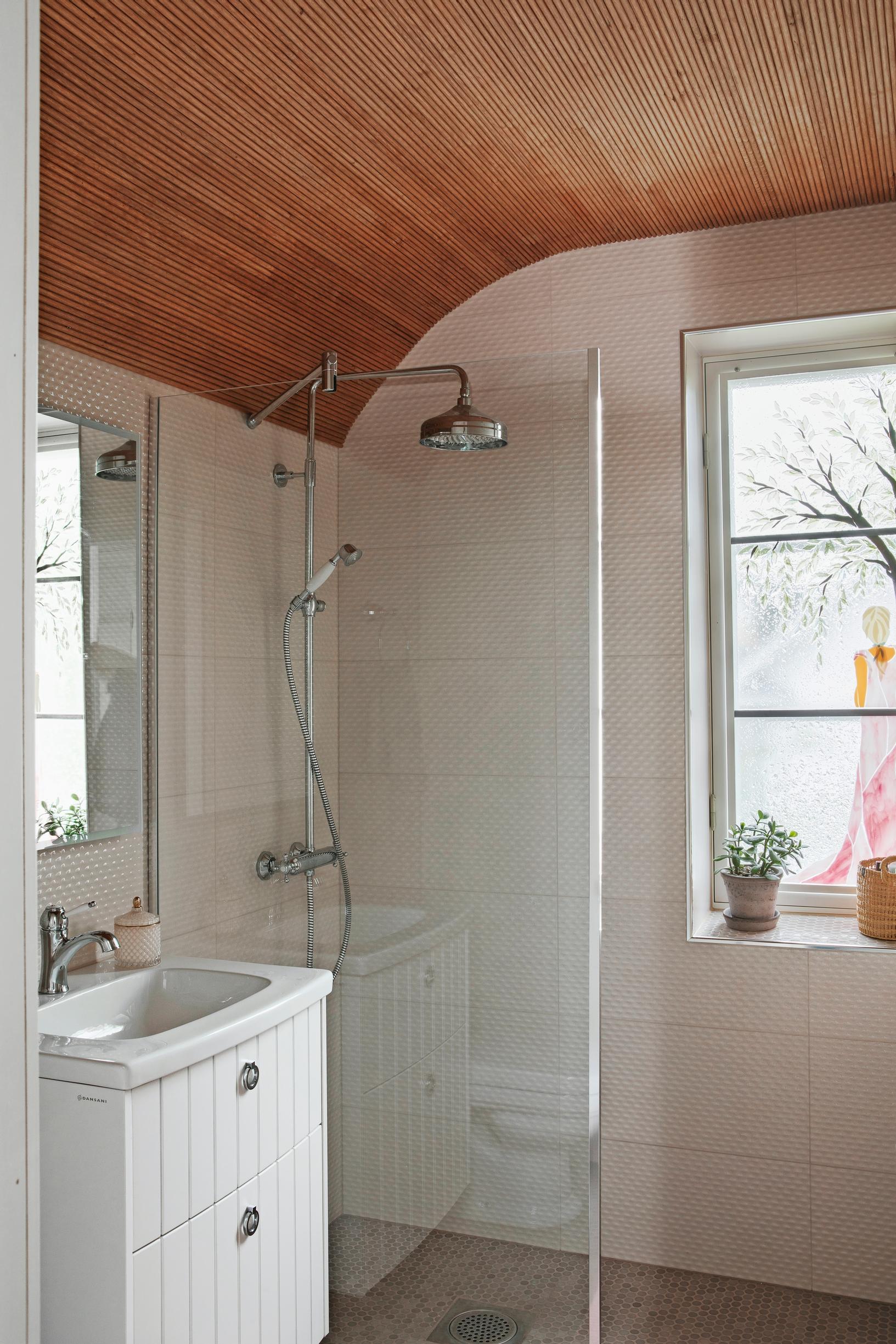 a curved ceiling in the bathroom