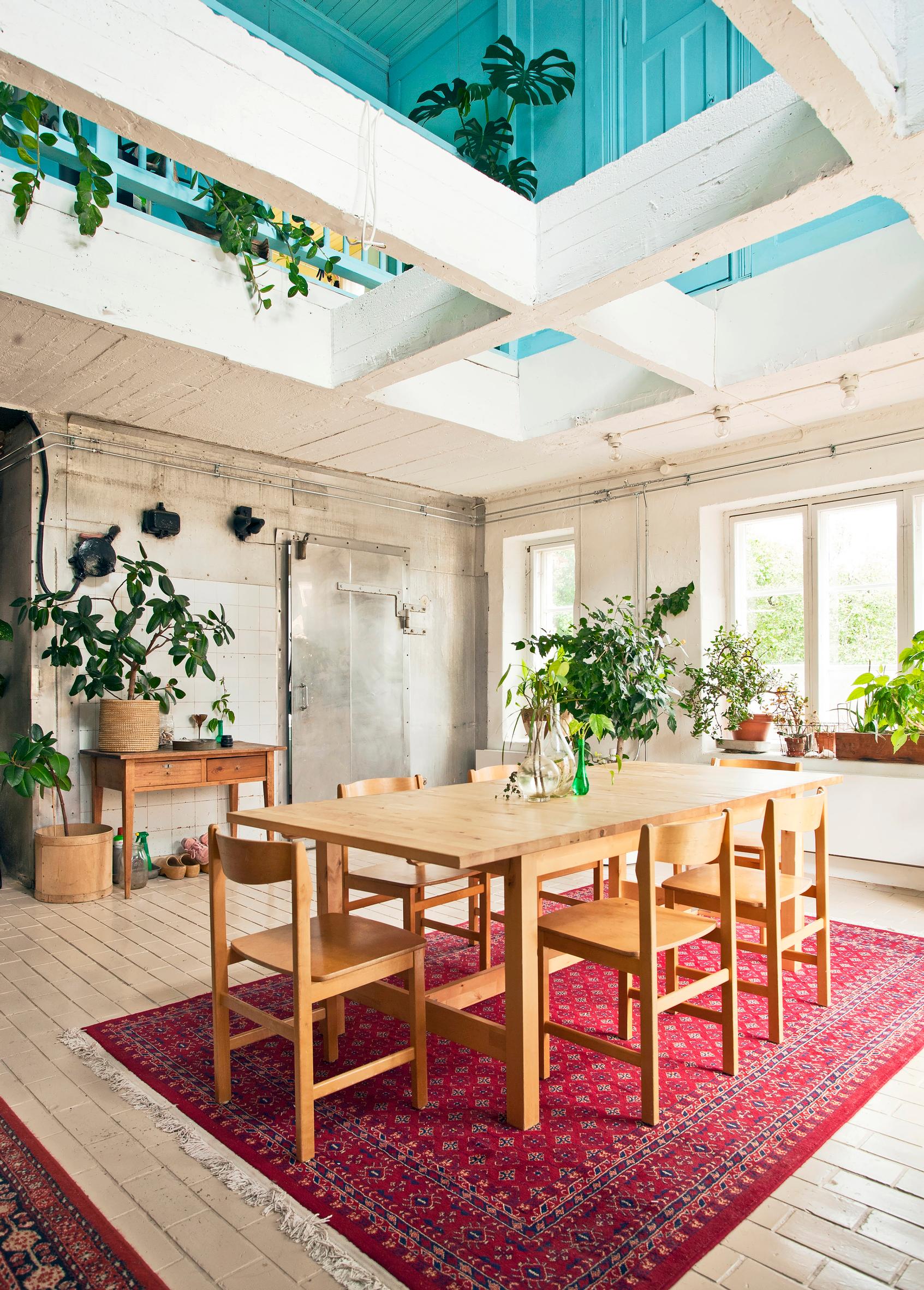 Dining room furniture found from recycling groups