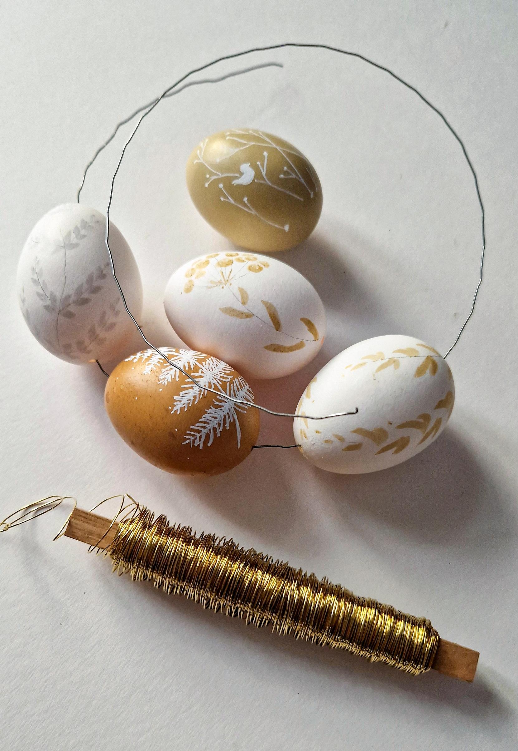 Assembling the egg wreath