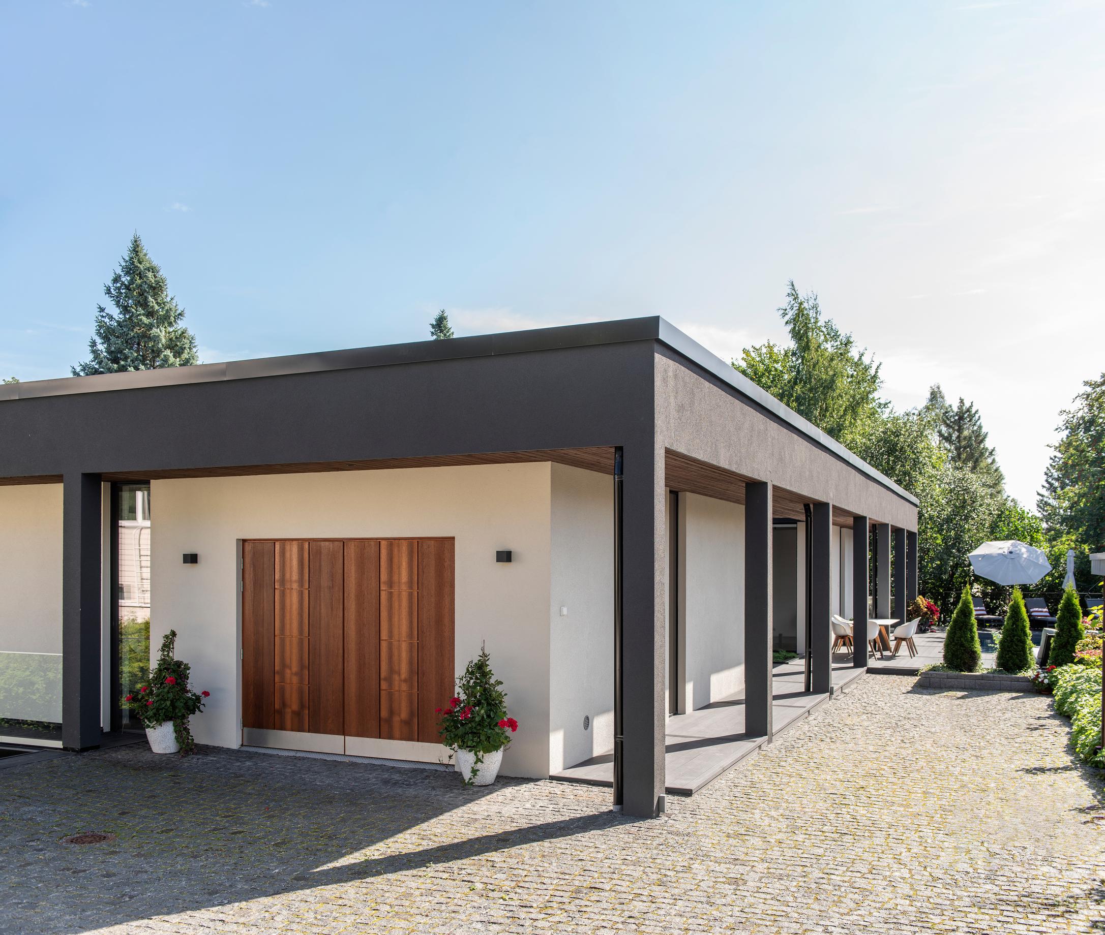 A timeless, streamlined ’60s–’70s look in the stone house