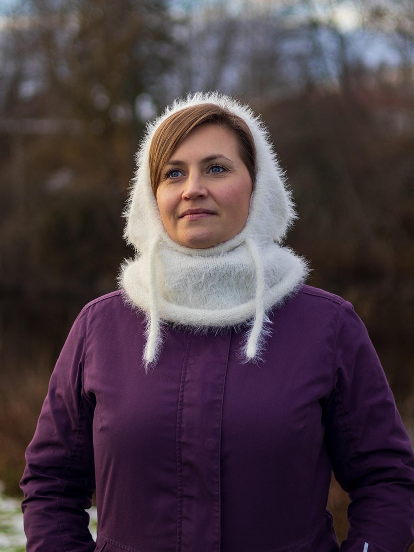 Knitted hood pattern: how to knit this trendy, soft, and fluffy accessory