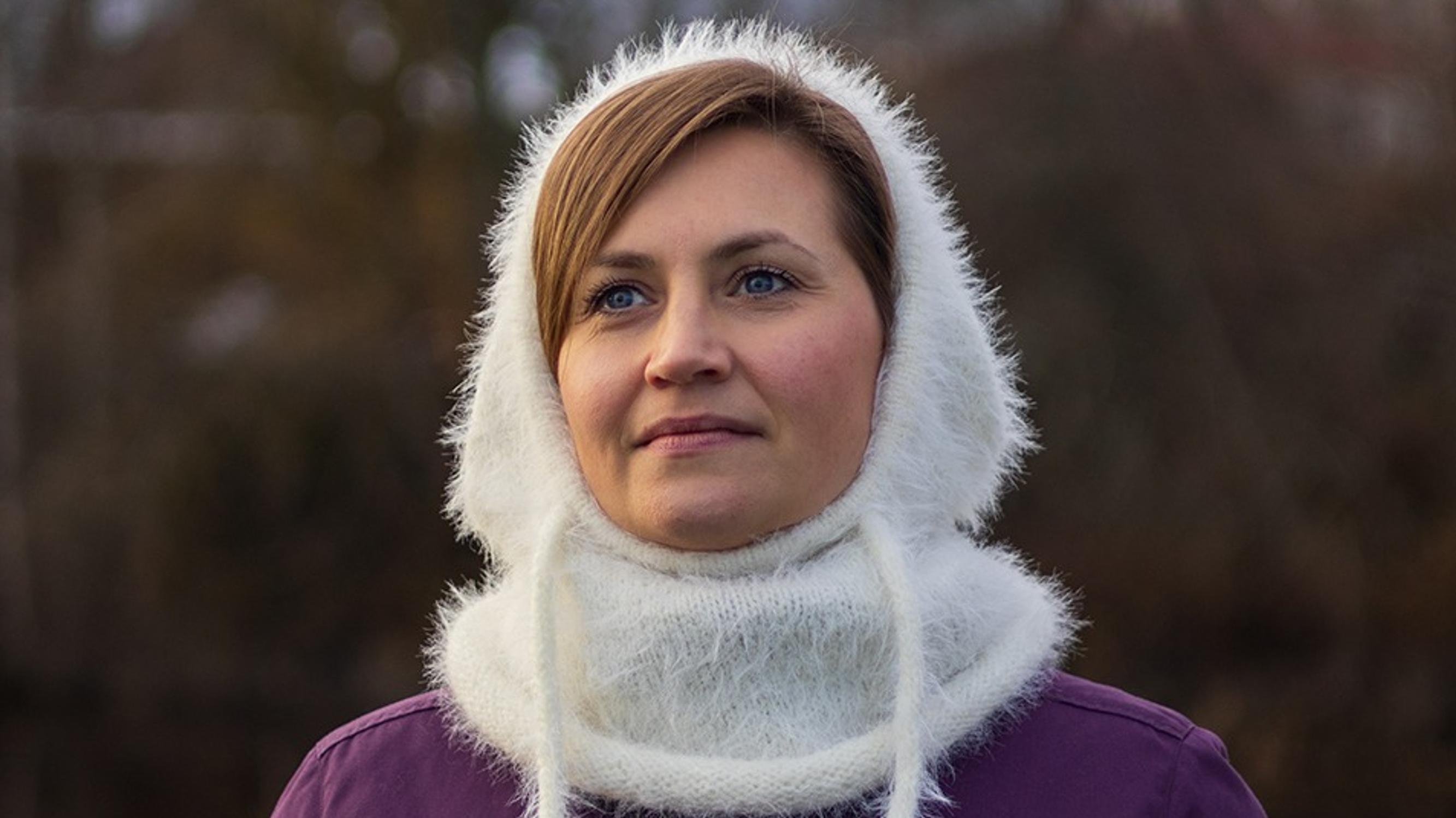 Knitted hood pattern: how to knit this trendy, soft, and fluffy accessory