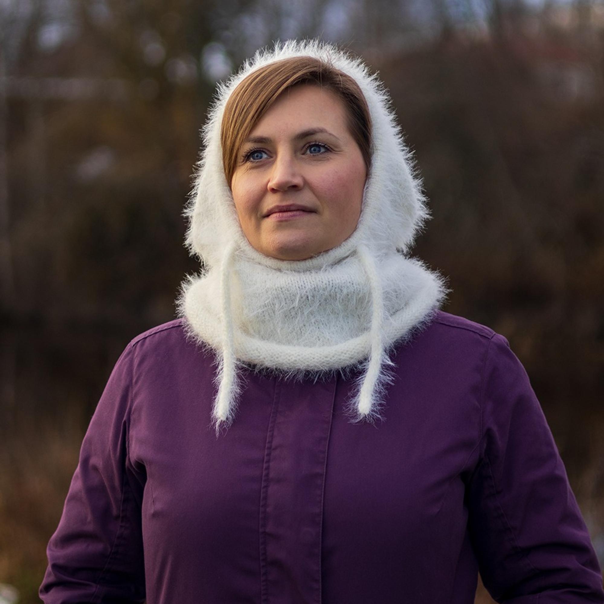 Knitted hood pattern: how to knit this trendy, soft, and fluffy accessory