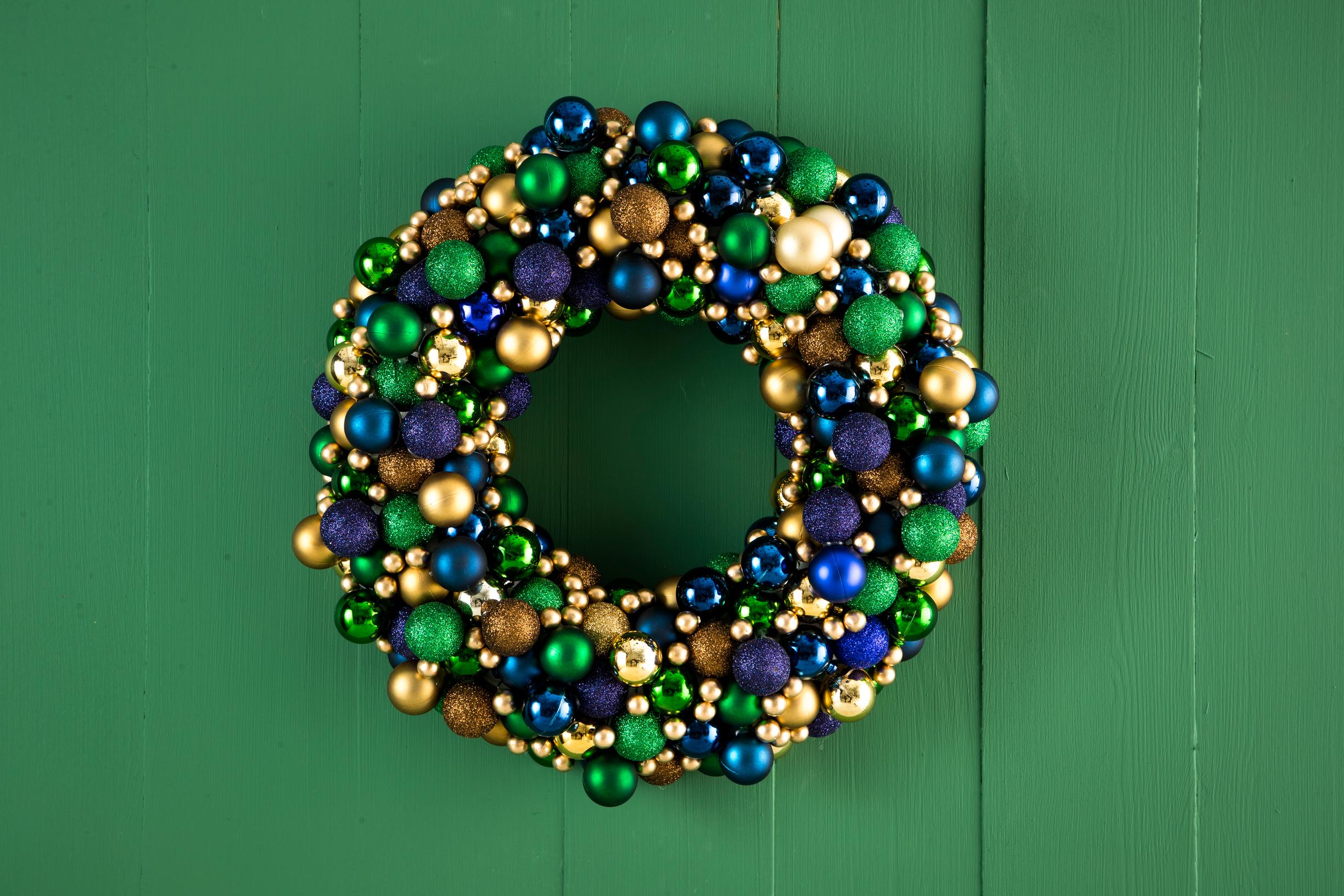 Wreath made of small Christmas baubles