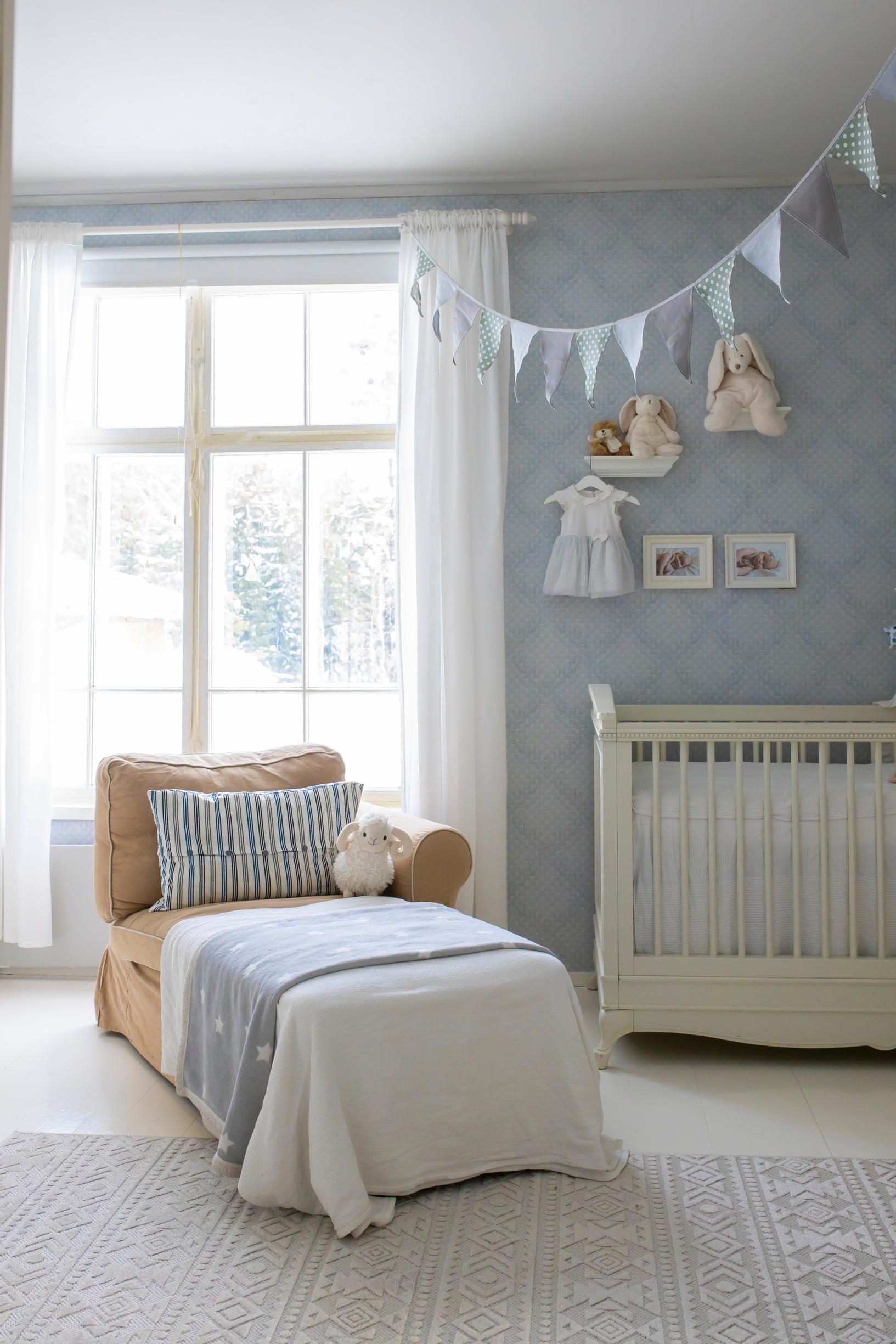 A chaise lounge in the baby’s room.