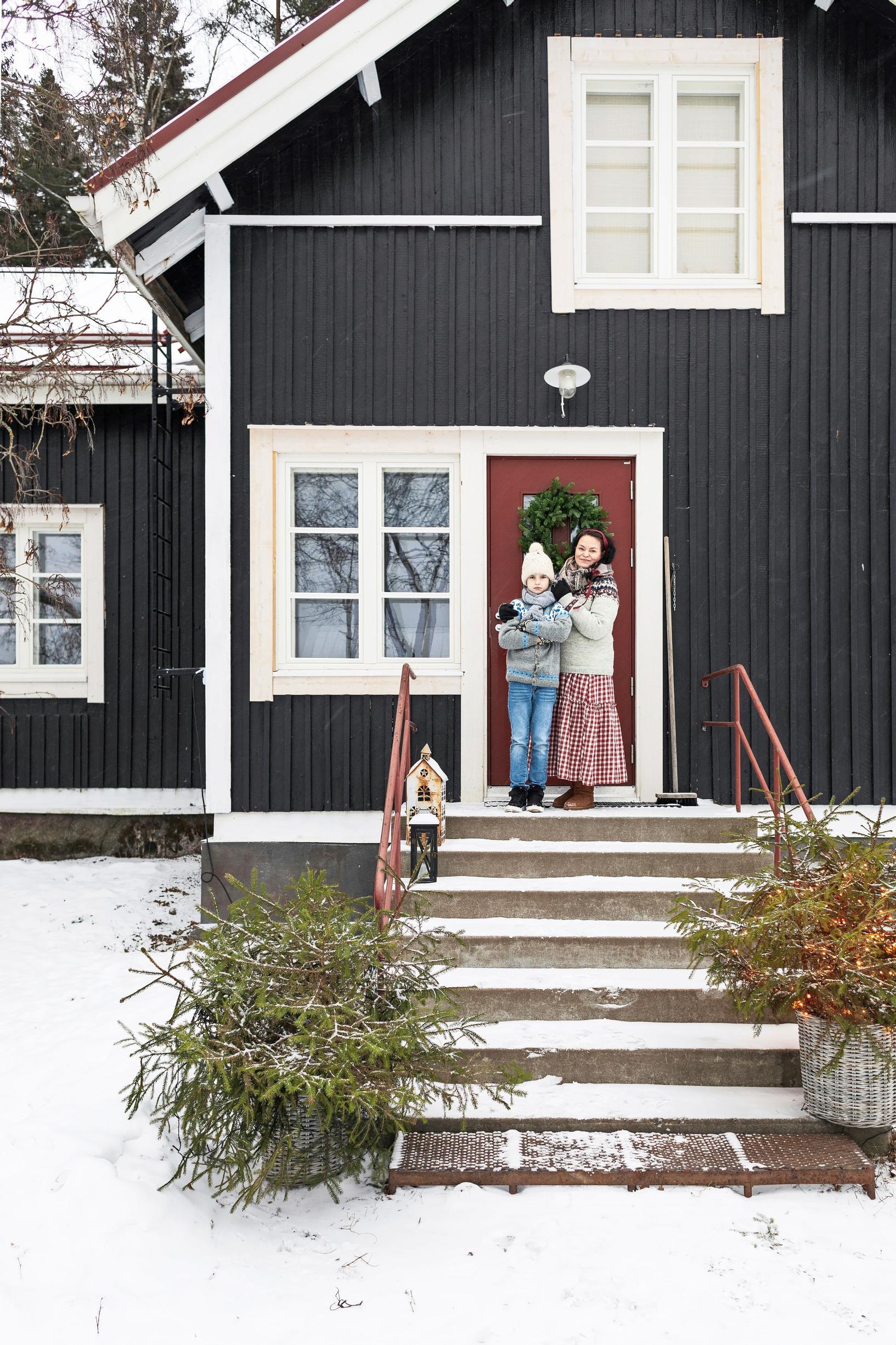 The black farmhouse Issula in an outdoor winter scene.