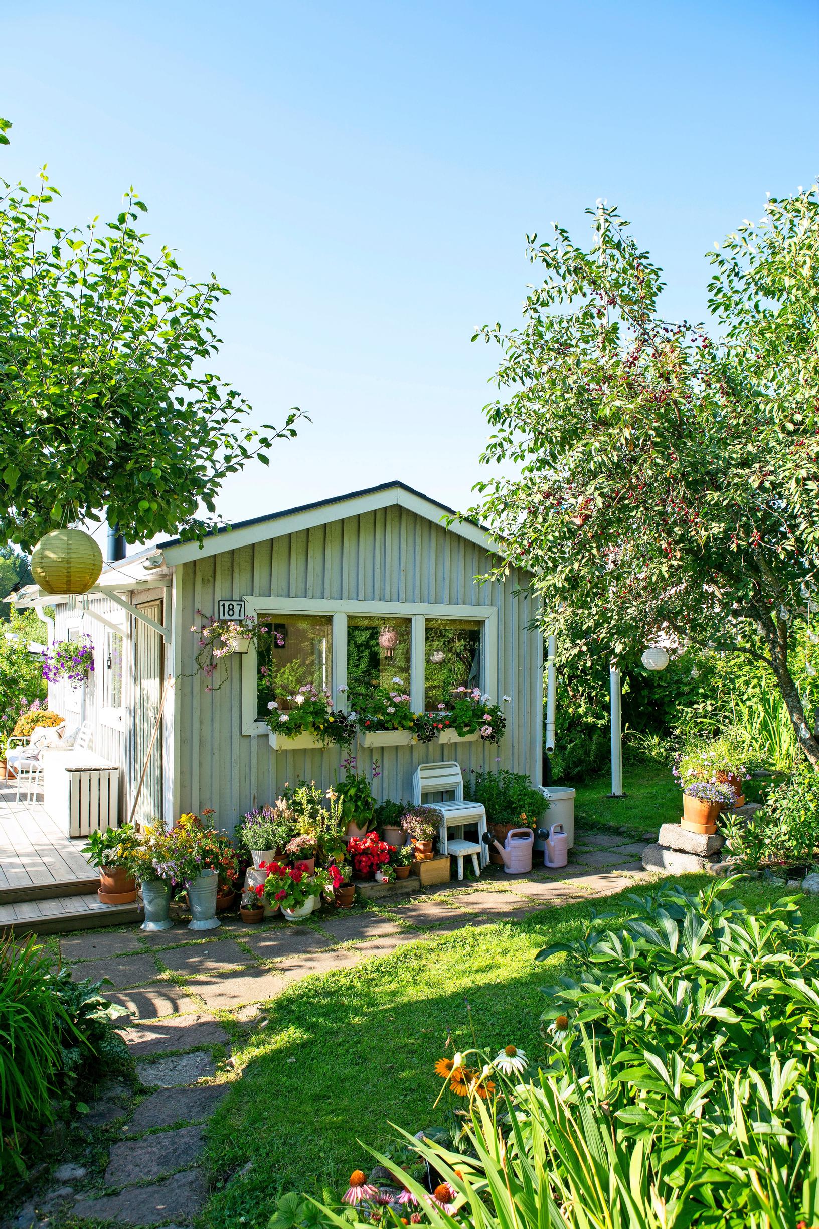 “When the gate is open, feel free to stop by”—this charming community garden cottage serves as a preparty gathering spot and an oasis in everyday life