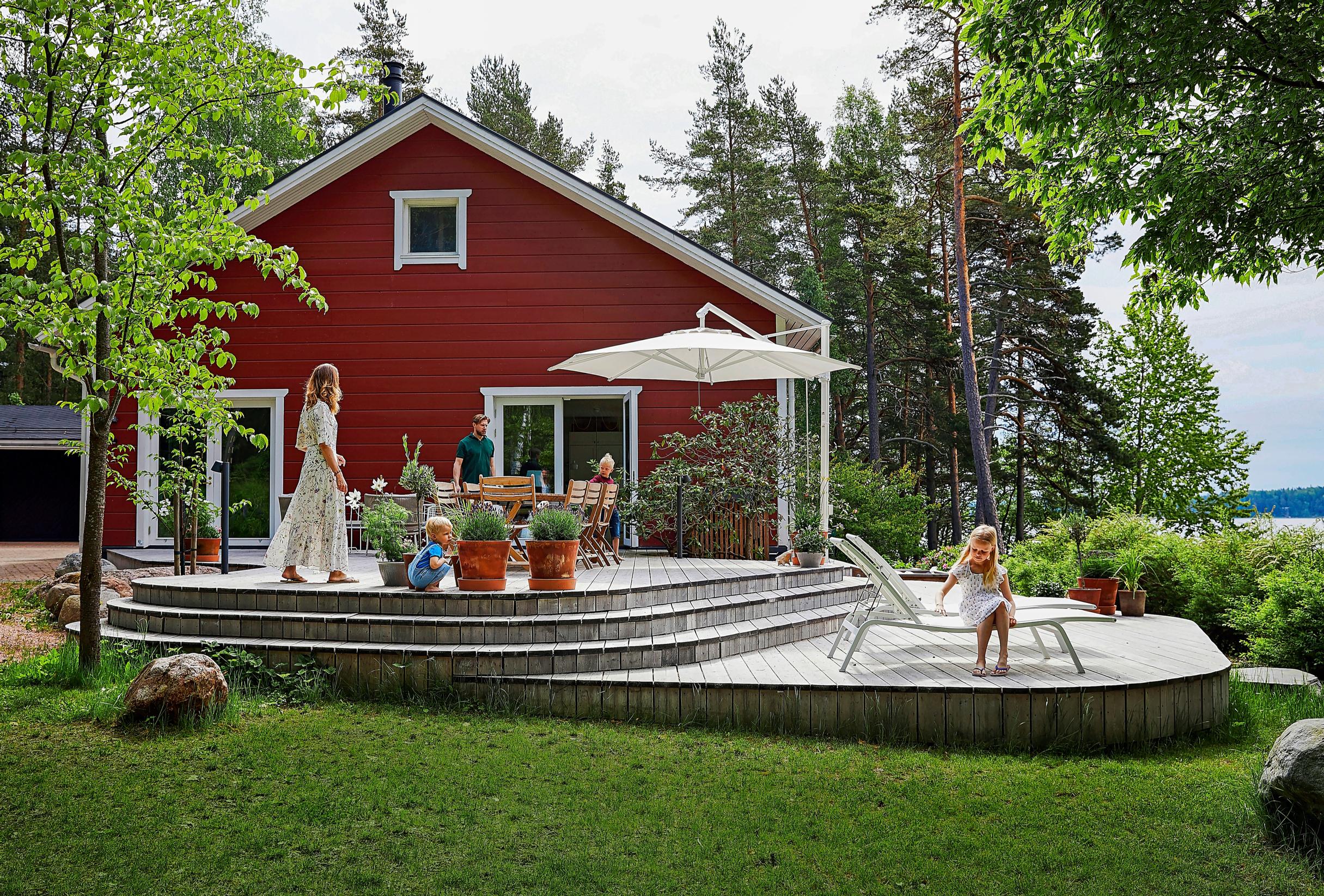 A patio with rounded lines.