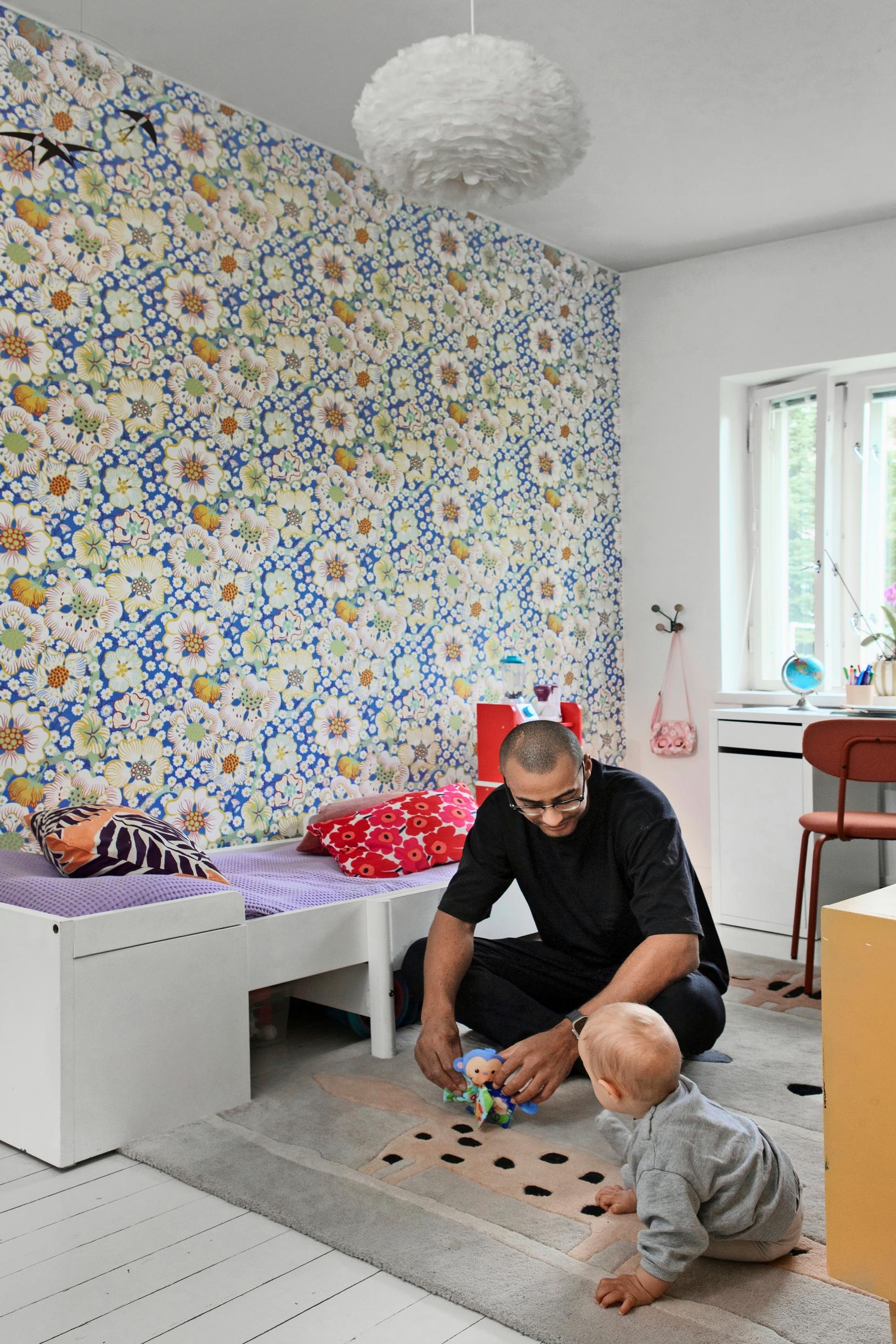 Kevin and Liam with Svenskt Tenn’s Eldblomma wallpaper