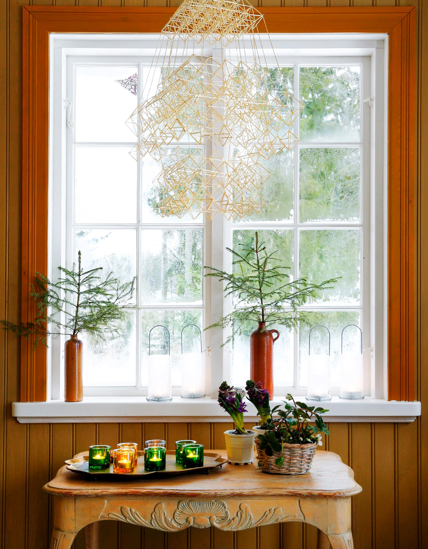 Finnish Christmas: straw himmeli and evergreens by the window
