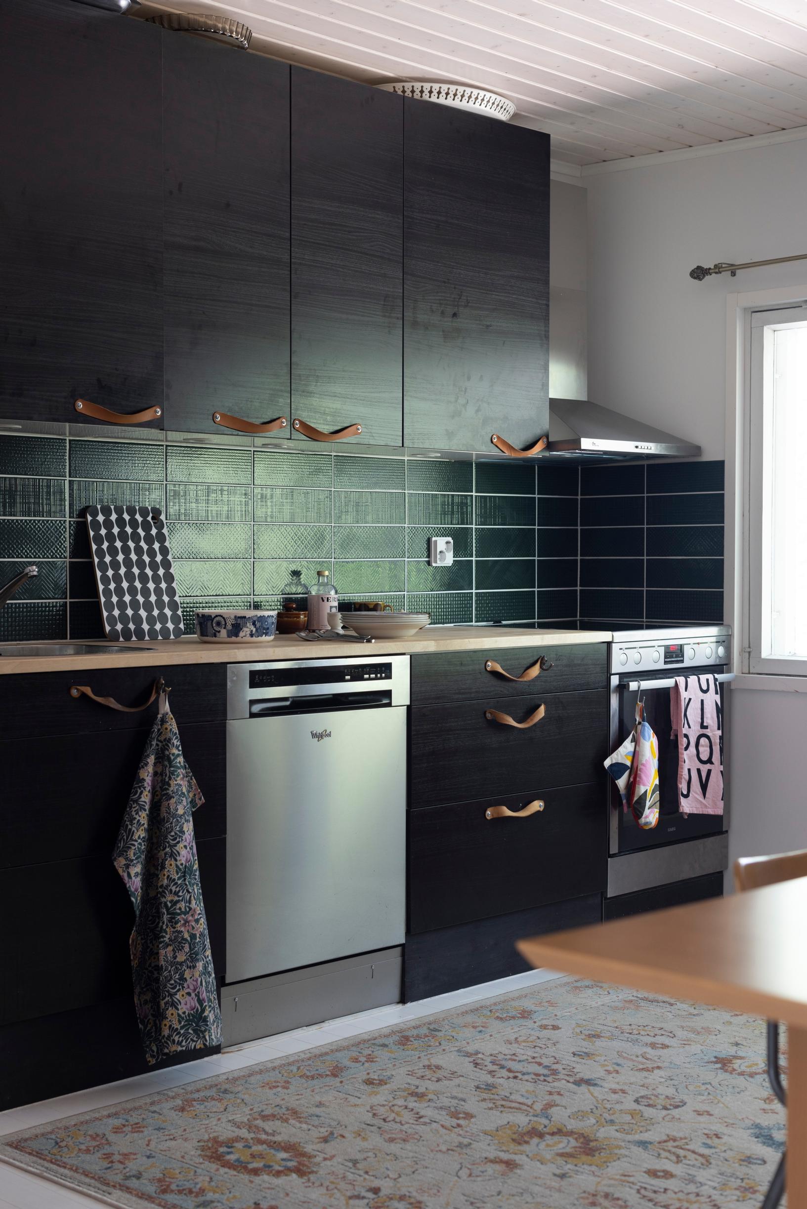 Black kitchen cabinets in the cottage