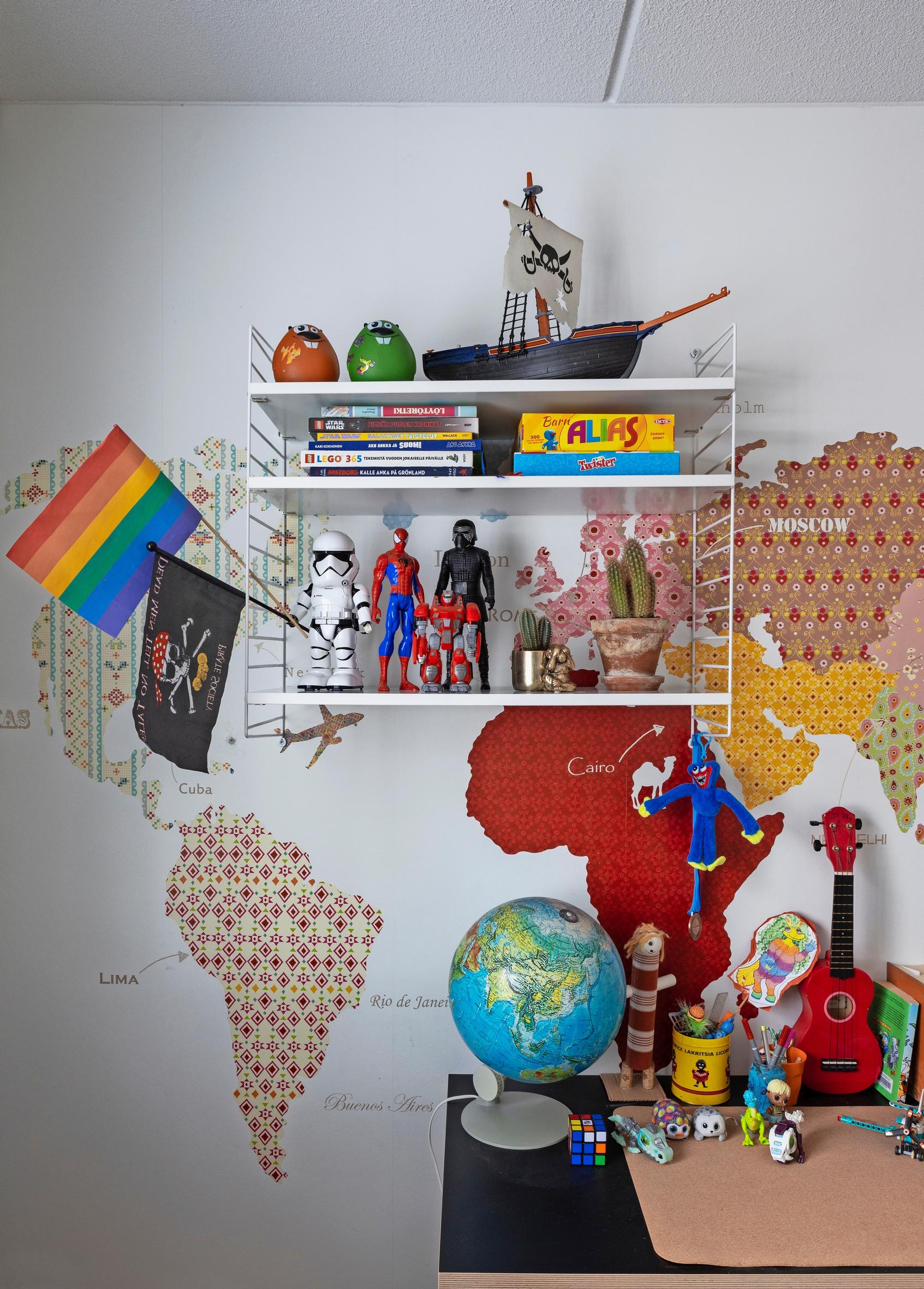 Photo of the String shelf in the children’s room.