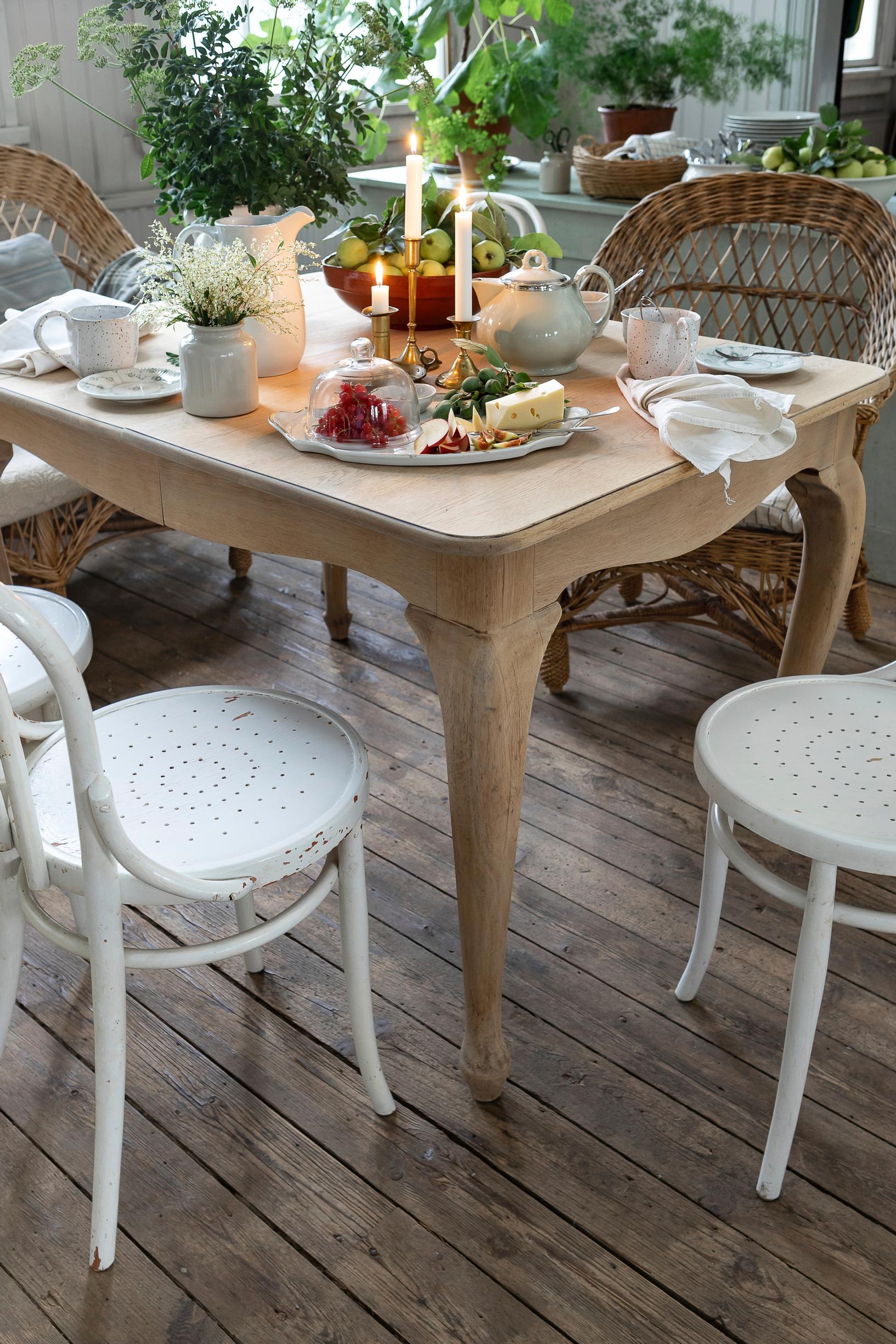 Lightening a darkened oak table