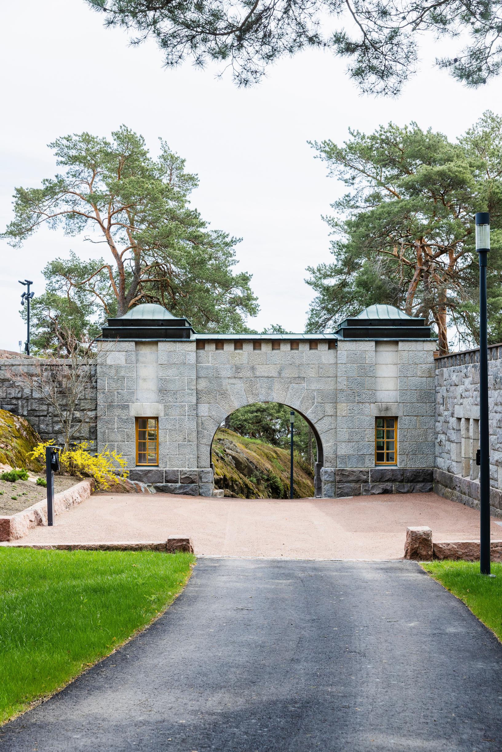 Kultaranta’s gatehouse, the path to the castle
