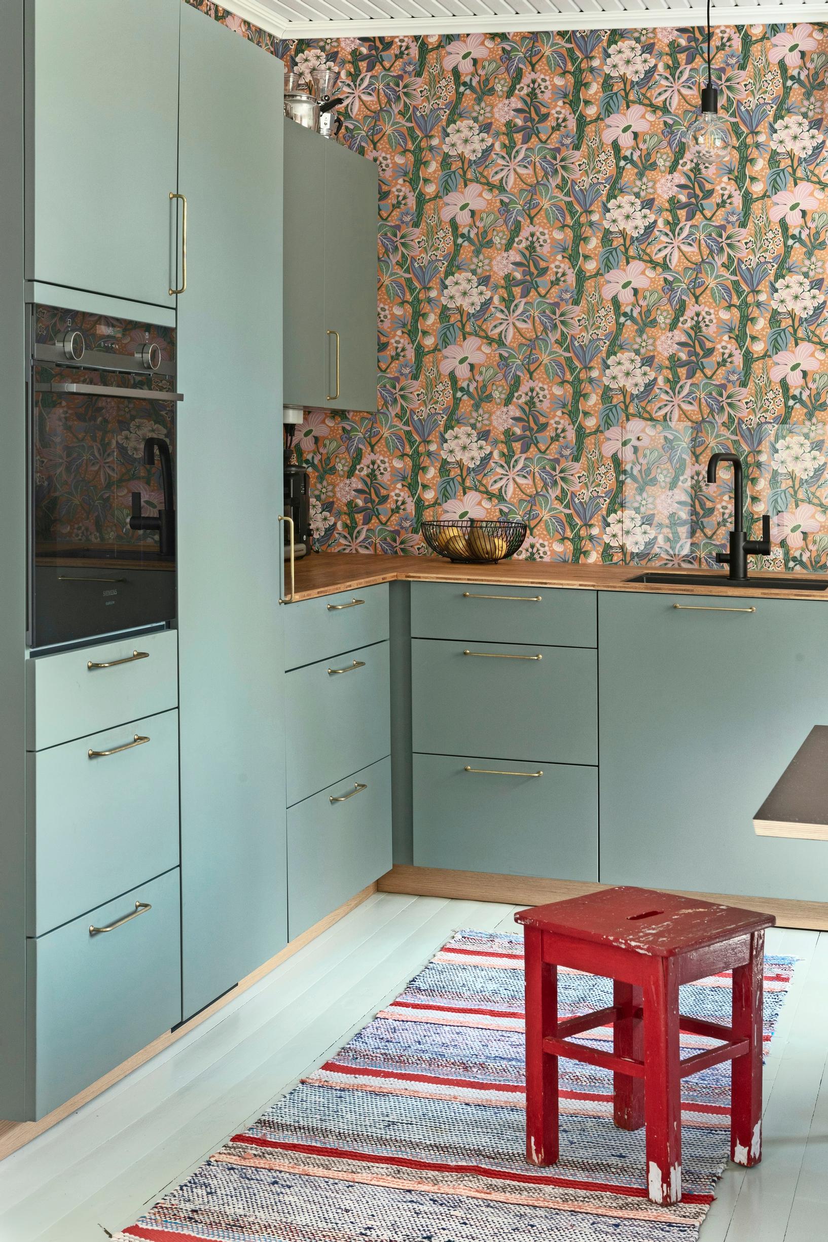 Kvik’s light green kitchen and Boråstapeter’s Friviva floral wallpaper